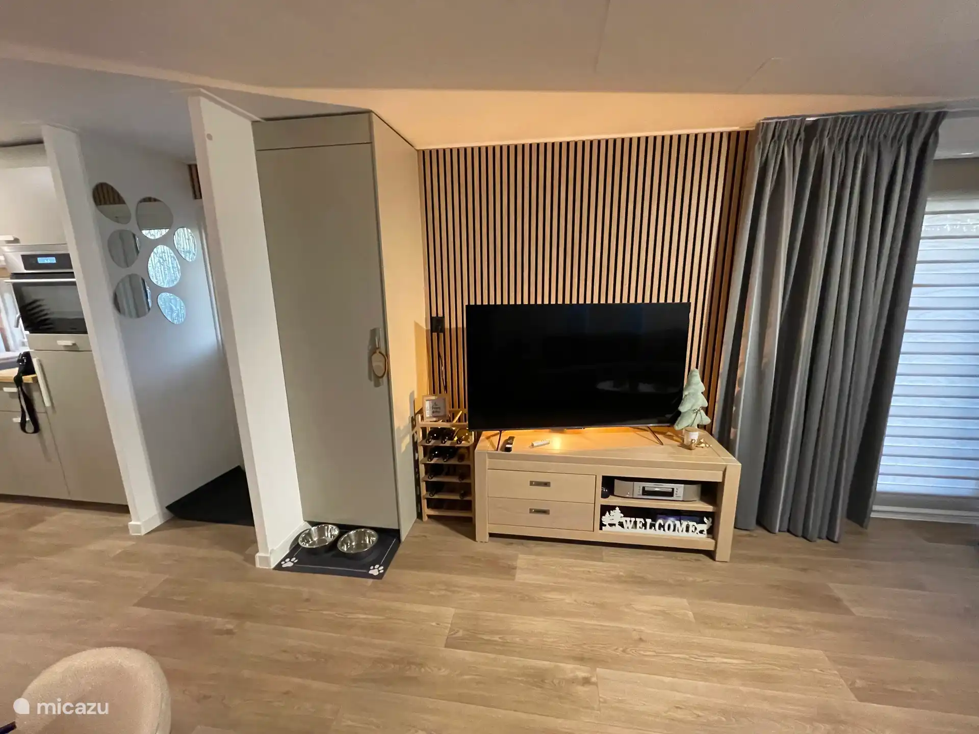 En el salón encontrarás una televisión inteligente, un reproductor de Blu-ray con películas en Blu-ray, un vitrine de vinos surtido (vino disponible por una tarifa) y un armario con varios libros y juegos de mesa.