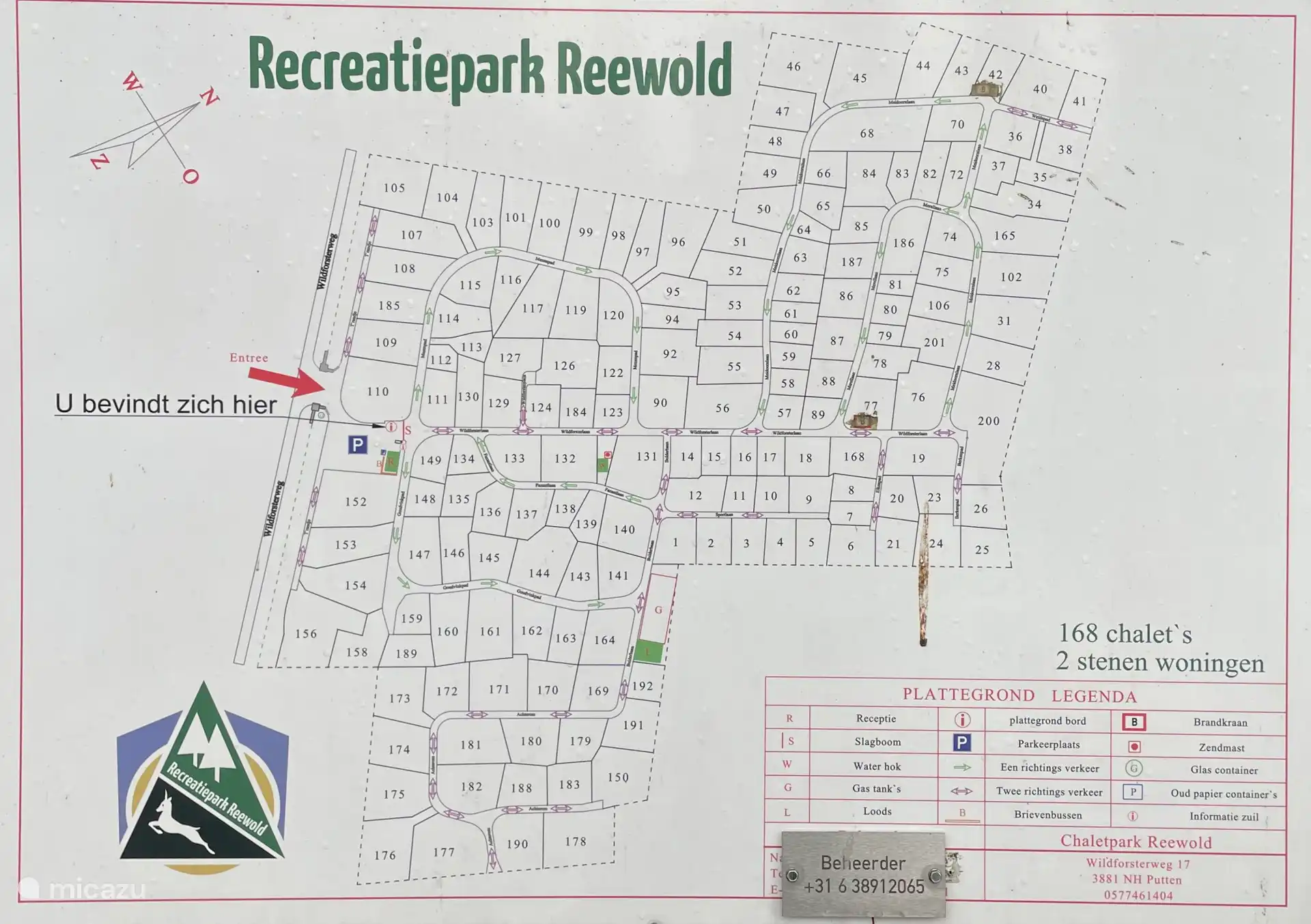 Chalet Kwispel está situado en el lote 107, en la parte delantera del parque. La plaza de aparcamiento libre está detrás del chalet, así que tienes que pasar por las barreras. Por supuesto, también hay un aparcamiento con un recipiente de papel y cristal.