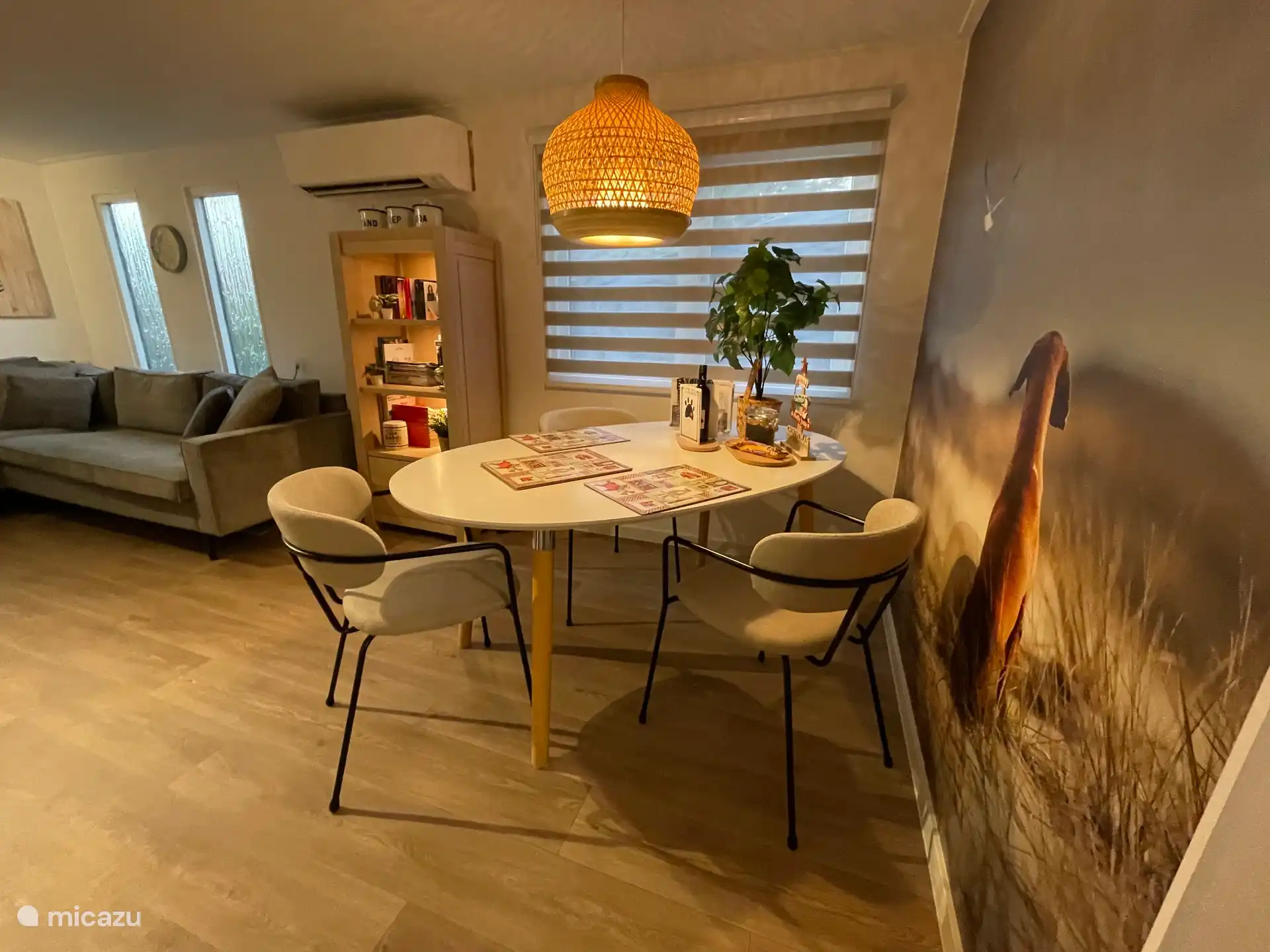 En la gran mesa del comedor, puedes jugar a un juego o montar un puzzle además de comer.