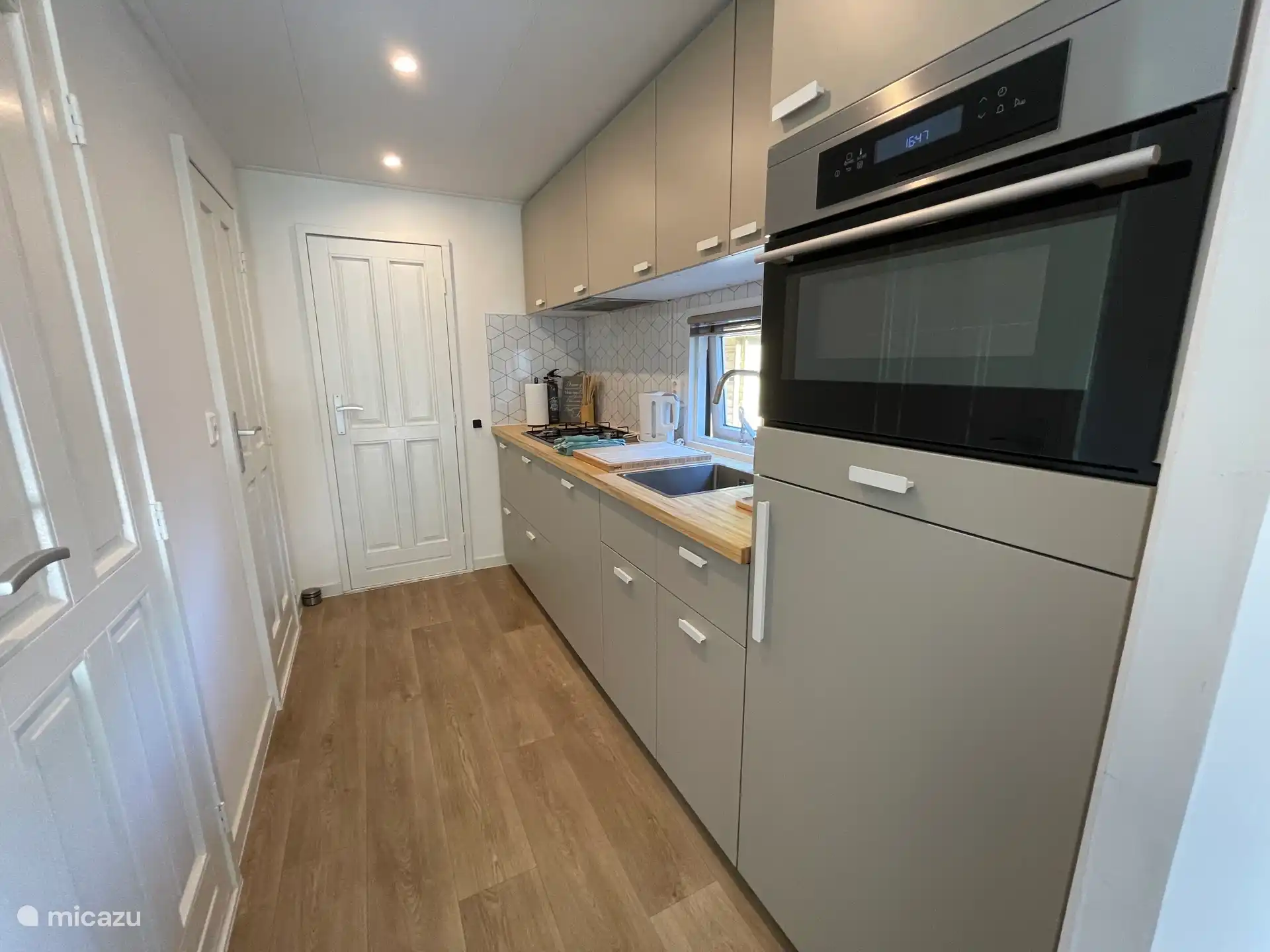 La cocina está completamente equipada y tiene todos los básicos, incluyendo utensilios de cocina, café y té. Además, hay un microondas/horno, lavavajillas y una cafetera Nespresso.