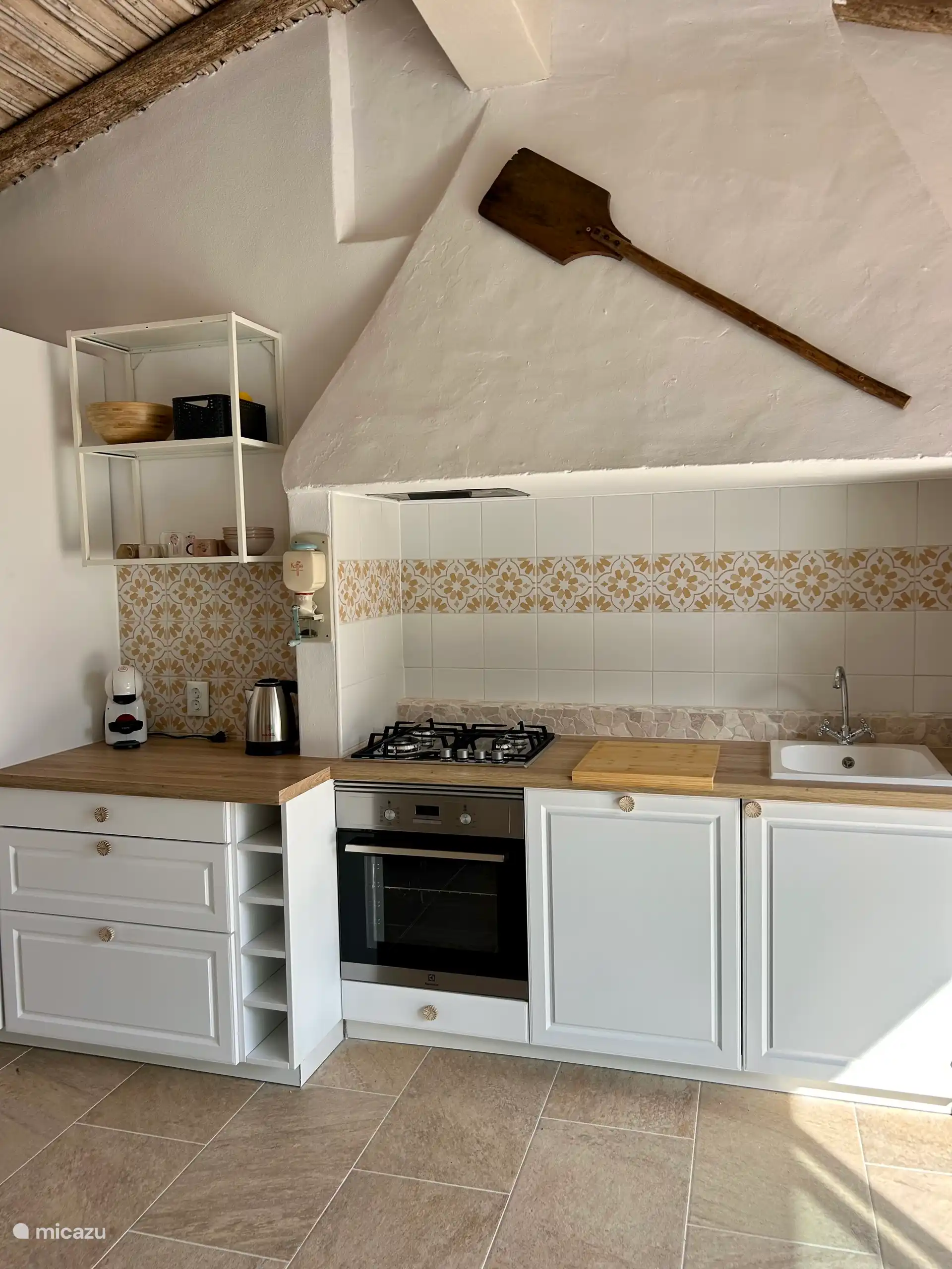 Keuken incl vaatwasser, koelkast, ruime vrieskast, DolceGusto koffiemachine (maar ook een filterkoffie apparaat), waterkoker, tosti apparaat, gasfornuis en oven. 