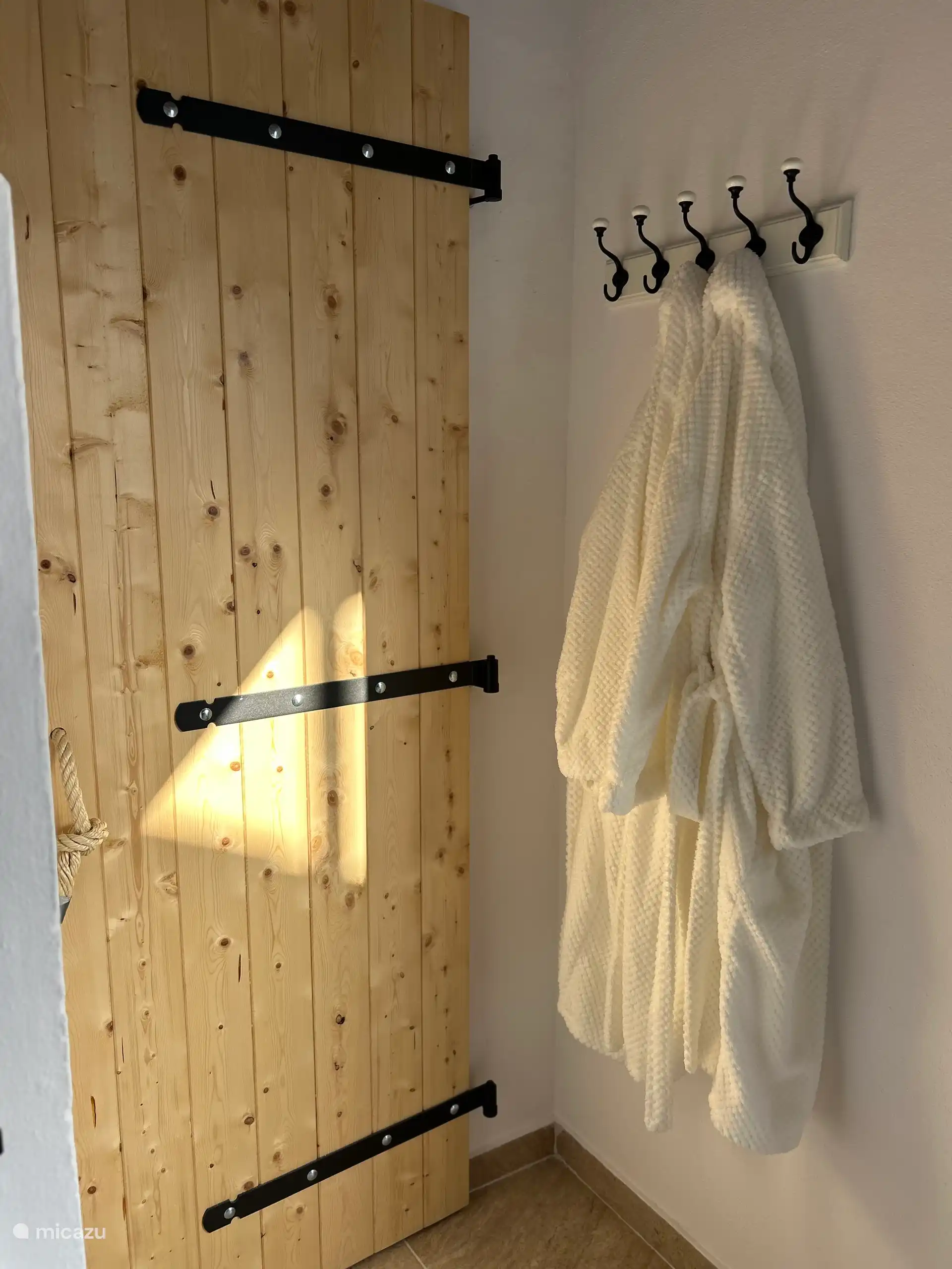 Er hangen standaard 2 badjassen voor onze gasten (voor o.a. bij de jacuzzi wel prettig).