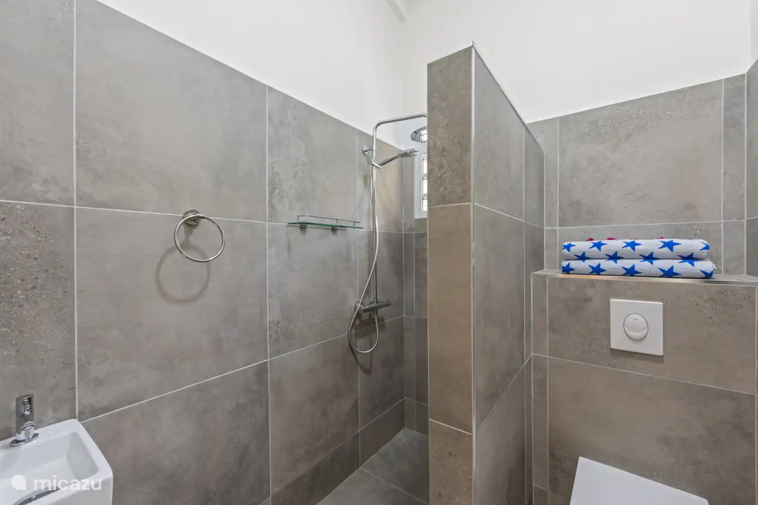 Badkamer 1 MiMaJo Tropicana Resort