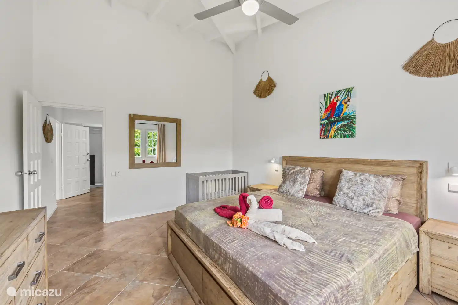 Slaapkamer 1 MiMaJo Tropicana Resort (met kinderbedje)