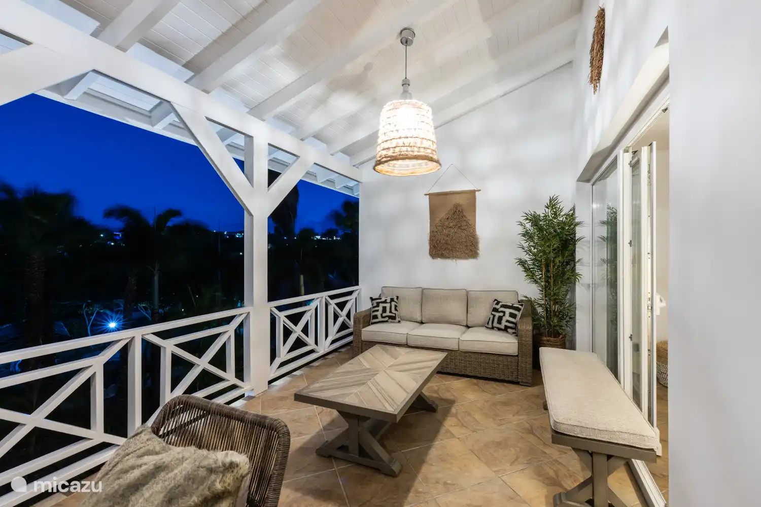 MiMaJo Tropicana  Zeer ruim balkon met loungeset en 6 persoons eettafel.