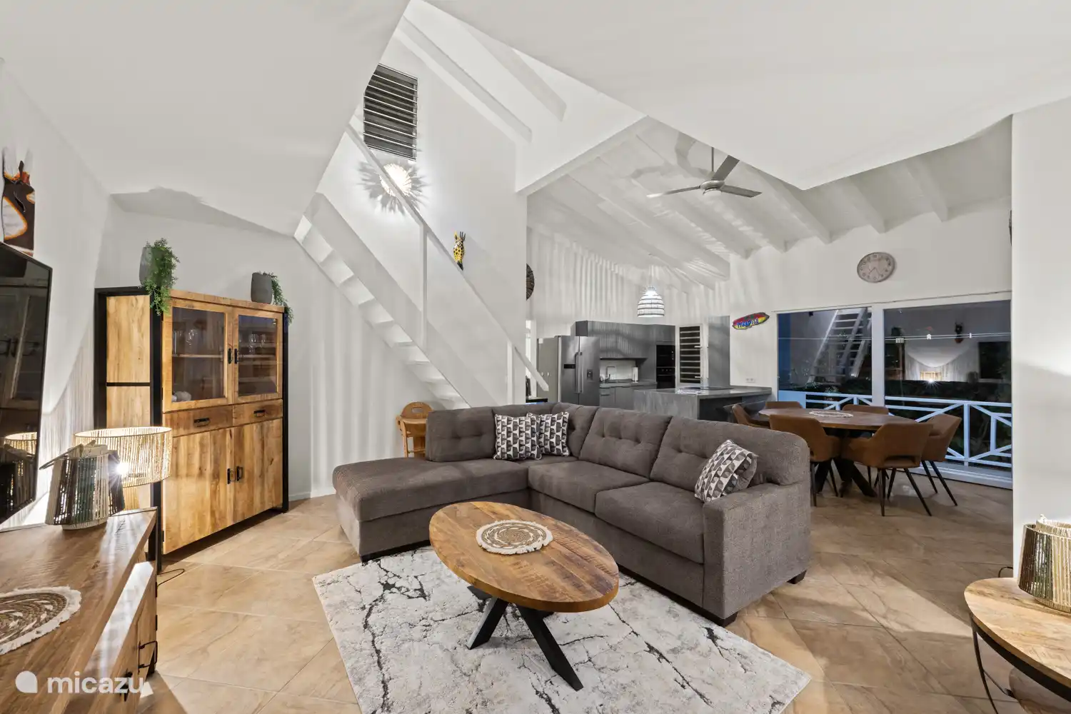 Lekker relaxen in de riante woonkamer met televisie