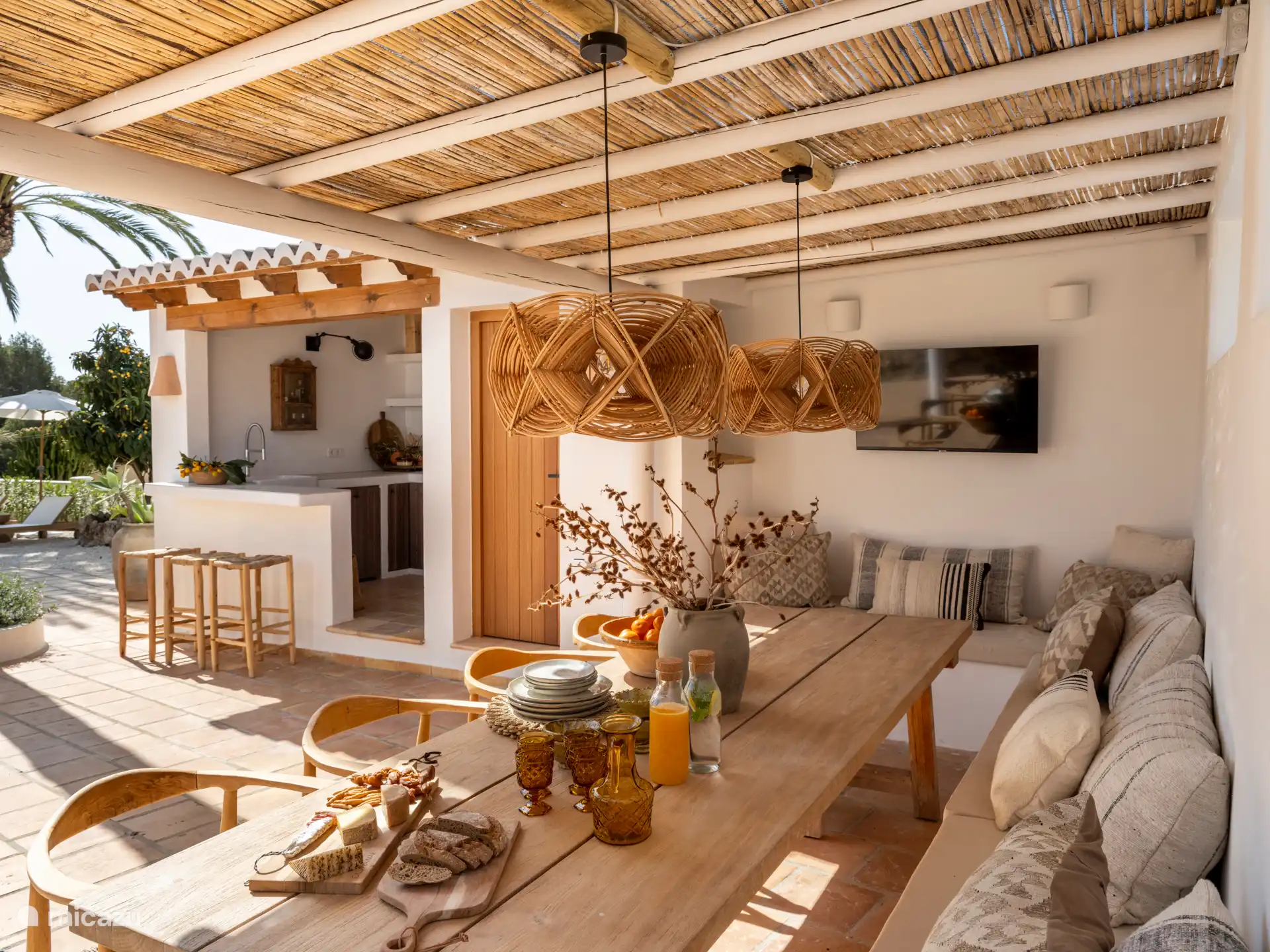 buitenkeuken en eettafel overkapping