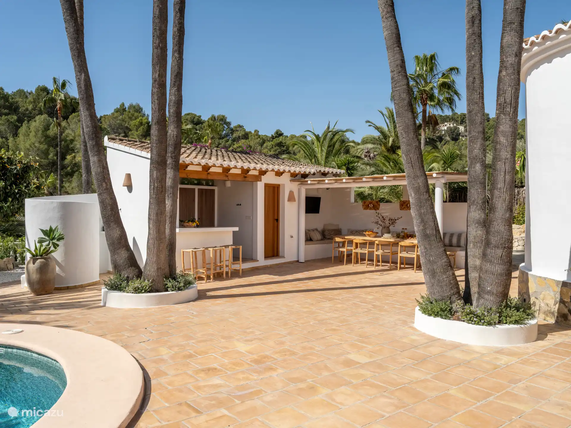 buitenkeuken, wc, douche en eettafel