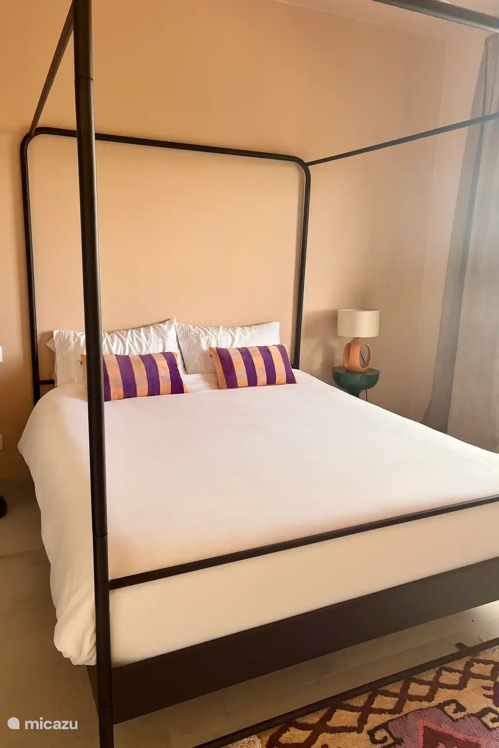 El apartamento tiene 2 dormitorios, ambos con baño privado. 