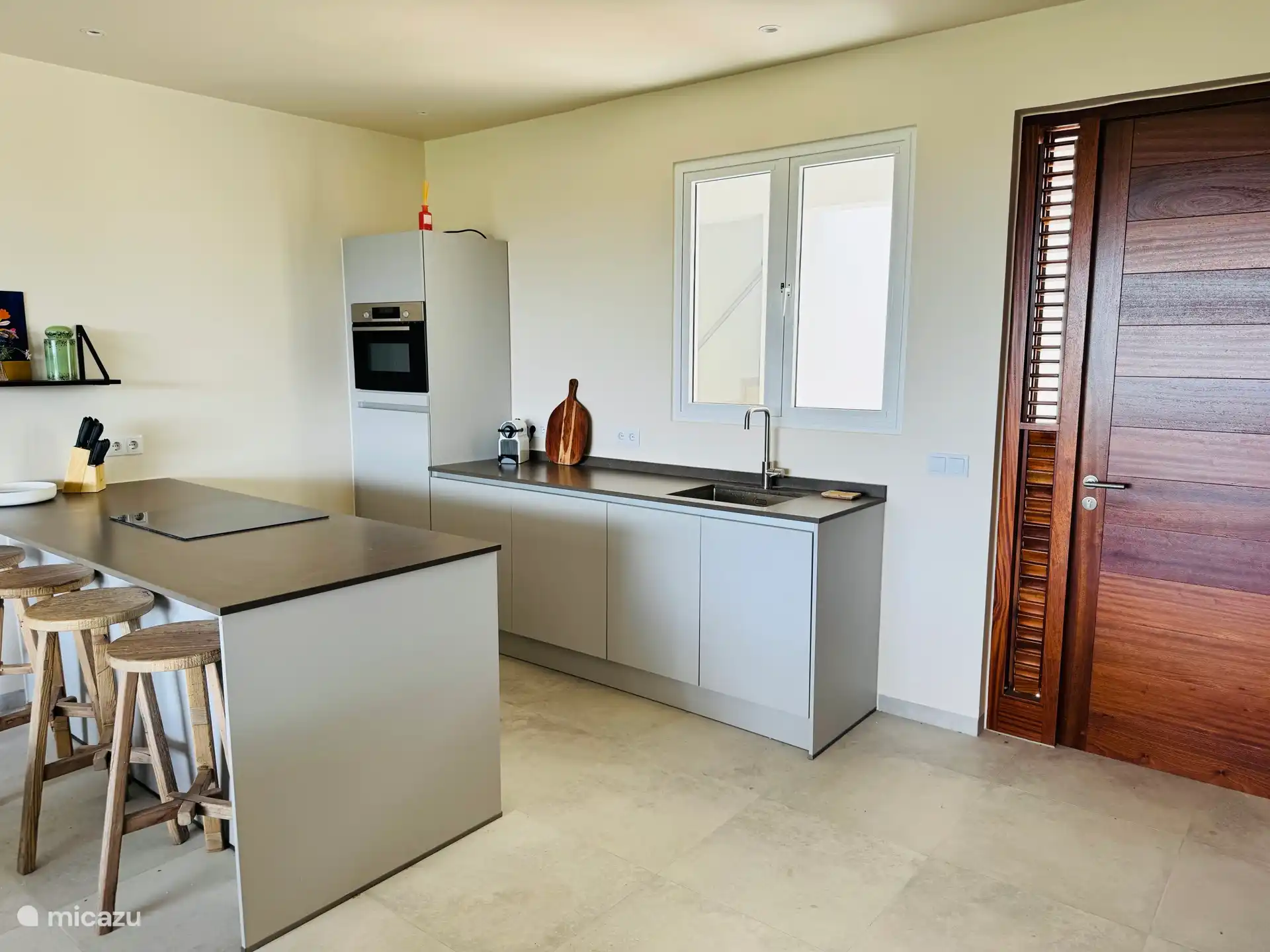 La cocina es nueva y totalmente equipada.