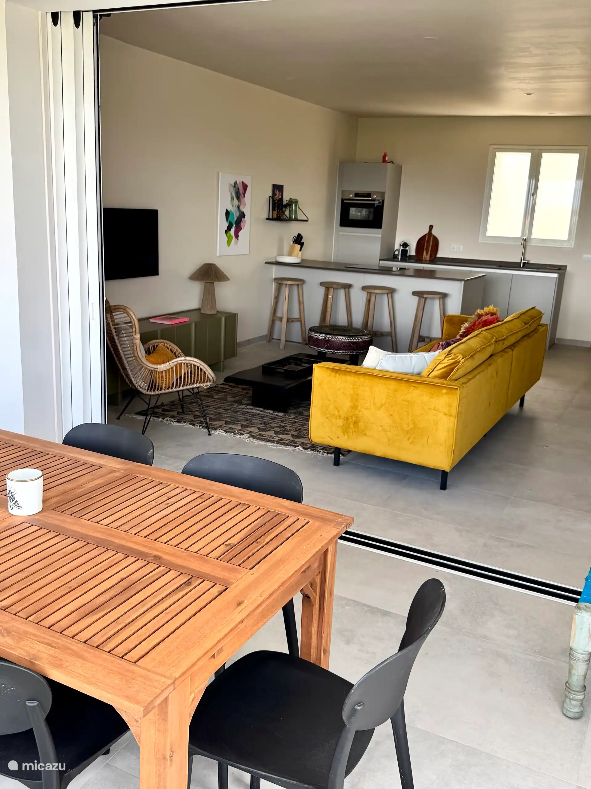 La casa ha sido decorada por un estilista profesional, lo que la hace sentir muy acogedora y tiene un ambiente agradable.