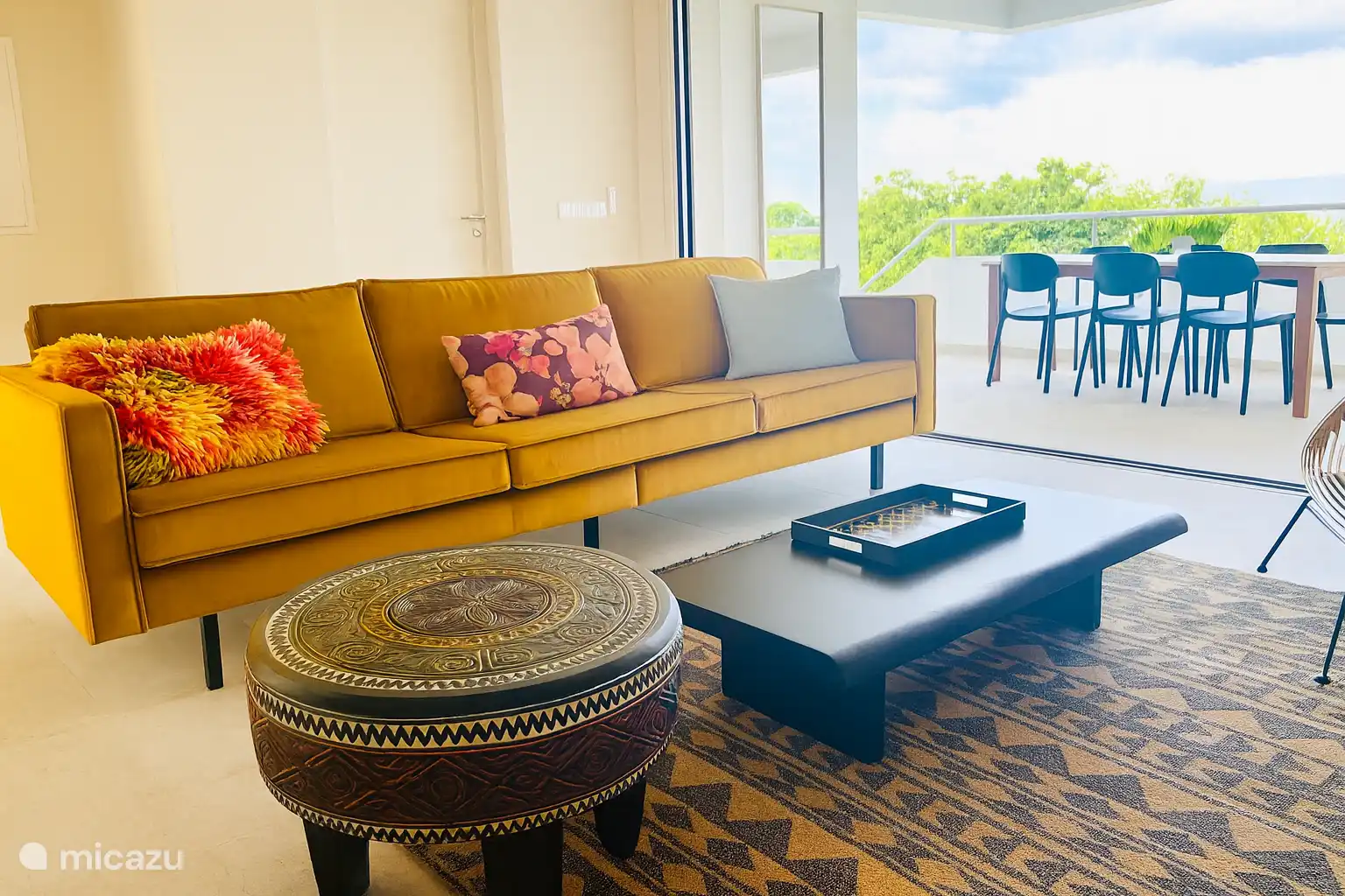 salón con puertas de cristal que daban al amplio balcón