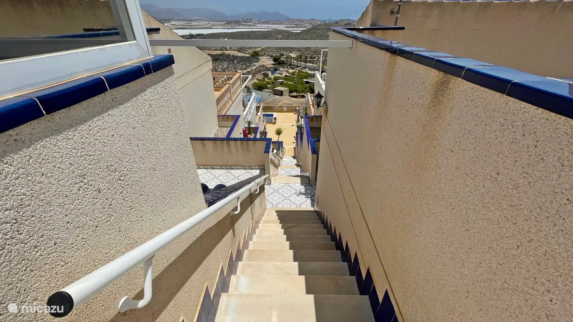 TRAMO DE ESCALERAS HACIA LA PISCINA