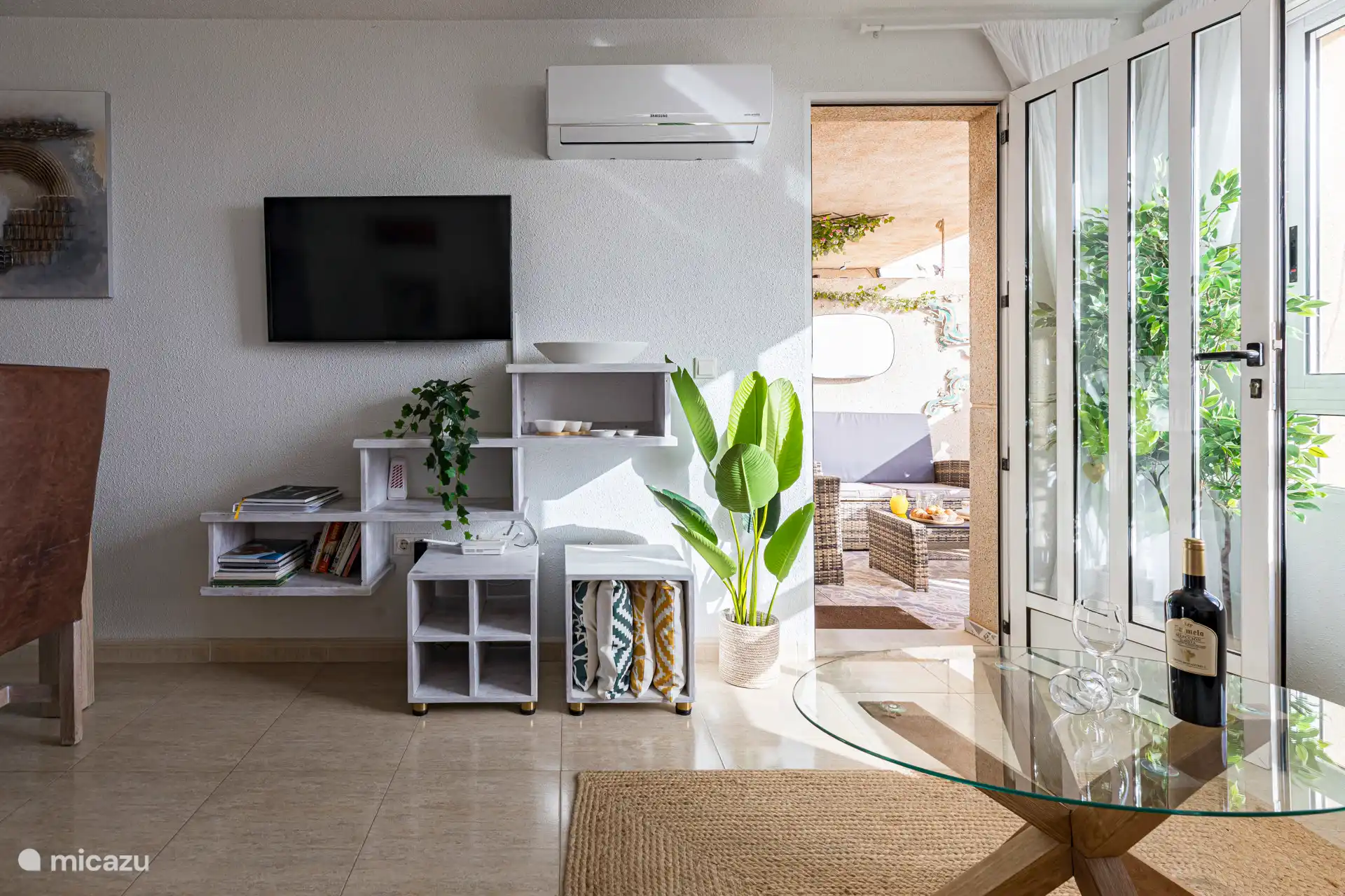 ZONA DE TV Y TERRAZA