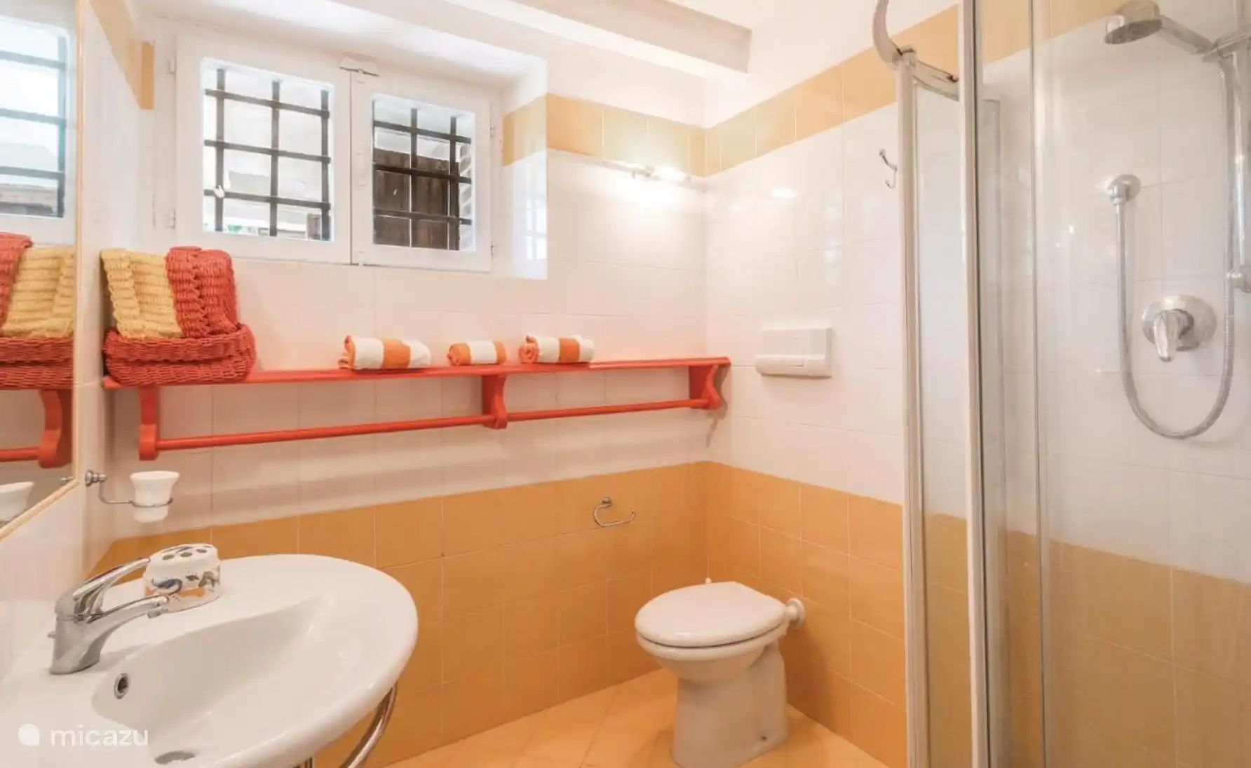 Badkamer van kamer één van de begane grond van de villa