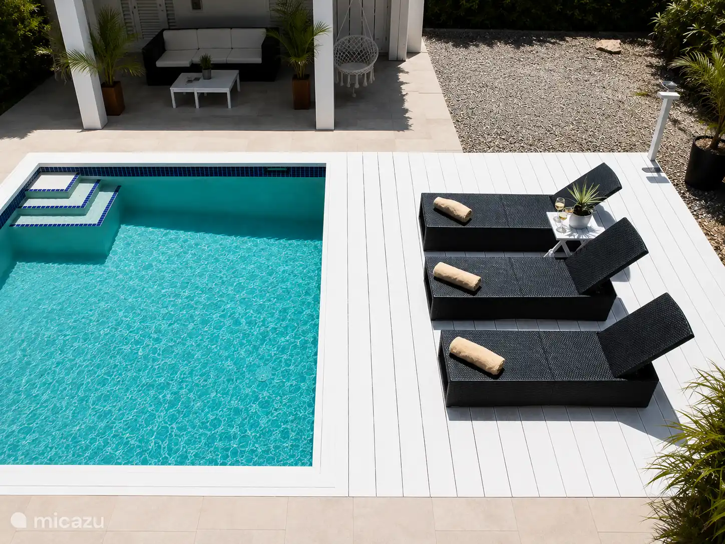 Pooldeck met ligbedden