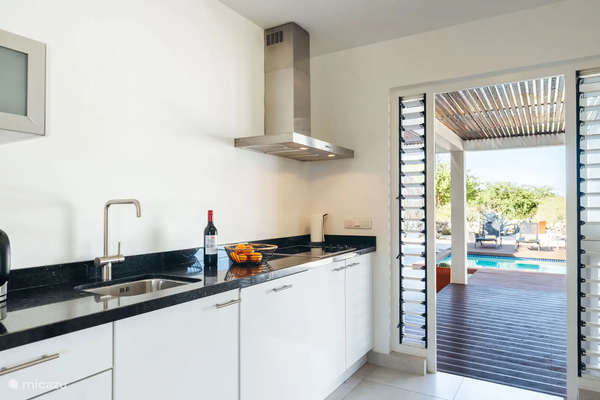 cuisine avec accès direct à la piscine