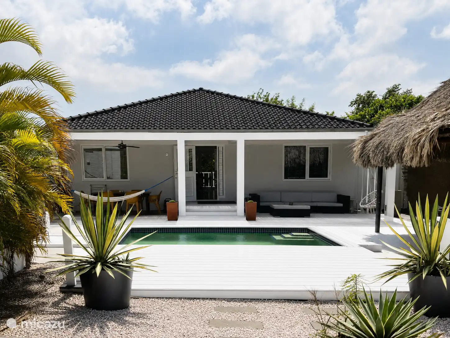 tropen villa met zwembad