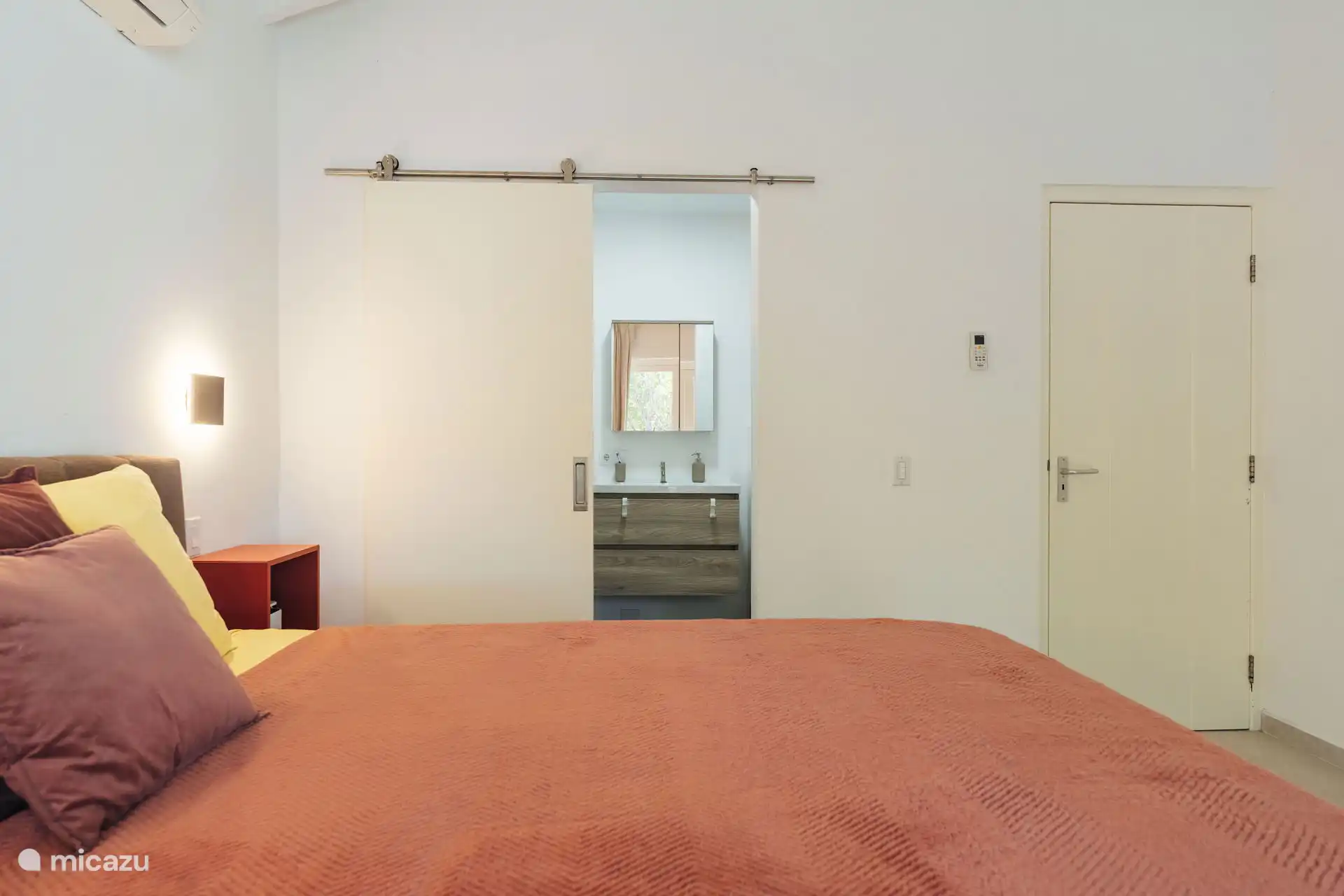 Chambre avec salle de bain attenante