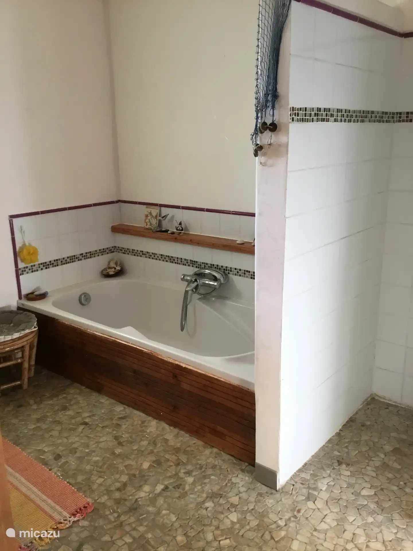 Badkamer met bad en douche