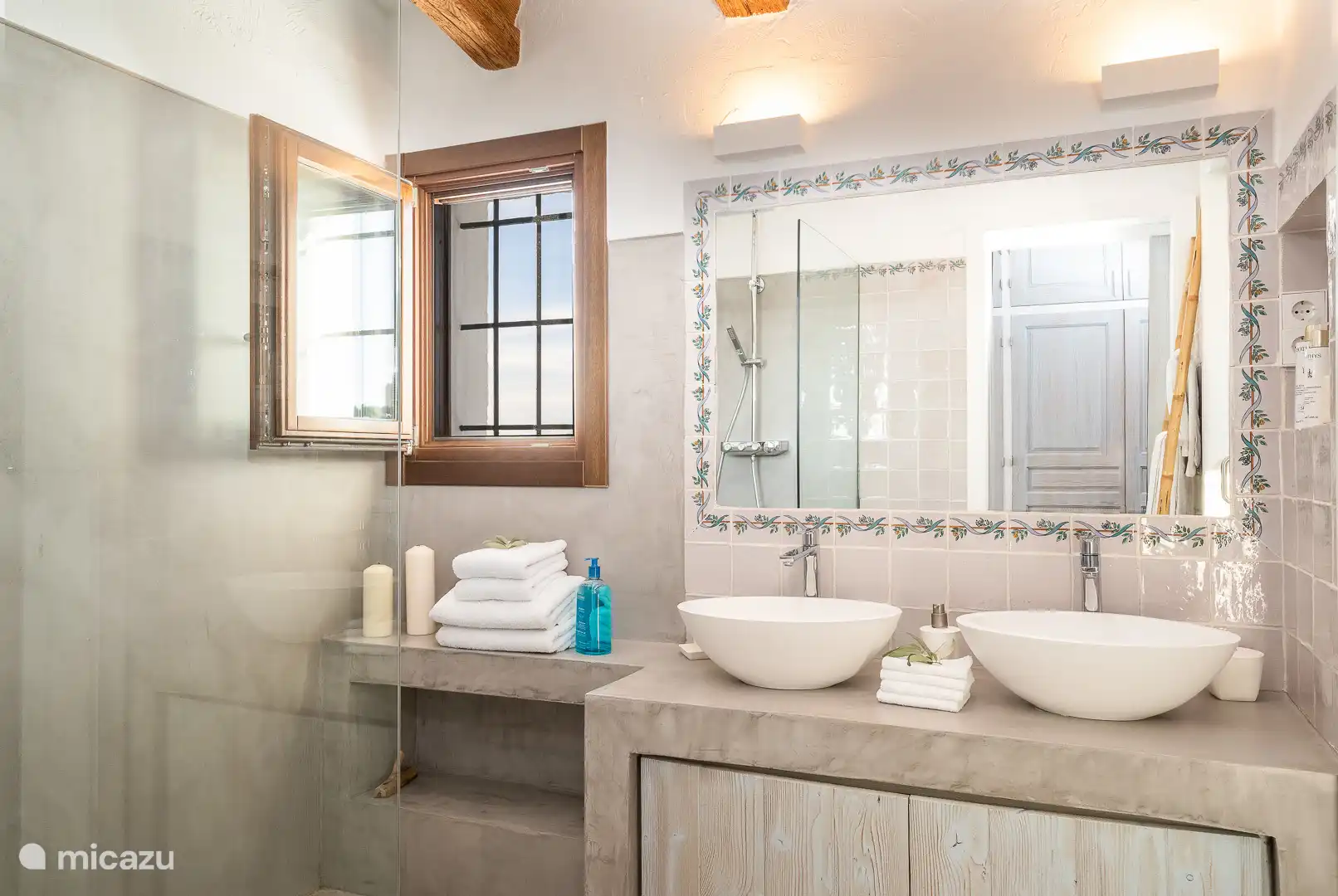 Main bathroom with shower, WC