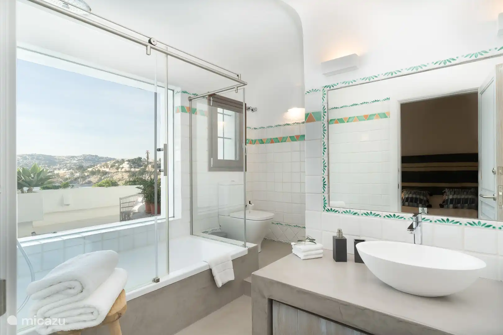 Bathroom with bath/shower, WC