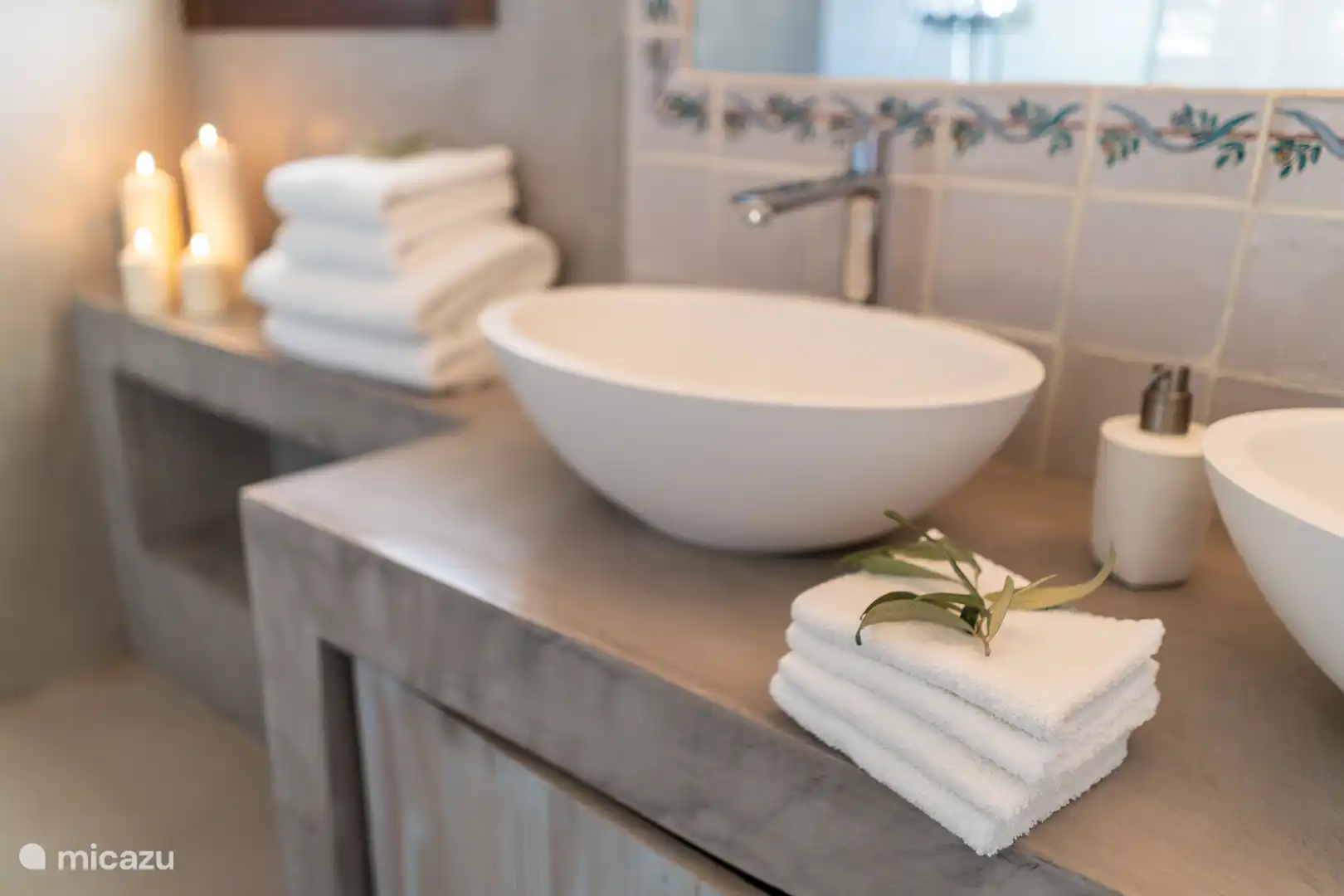 Main bathroom with shower, WC