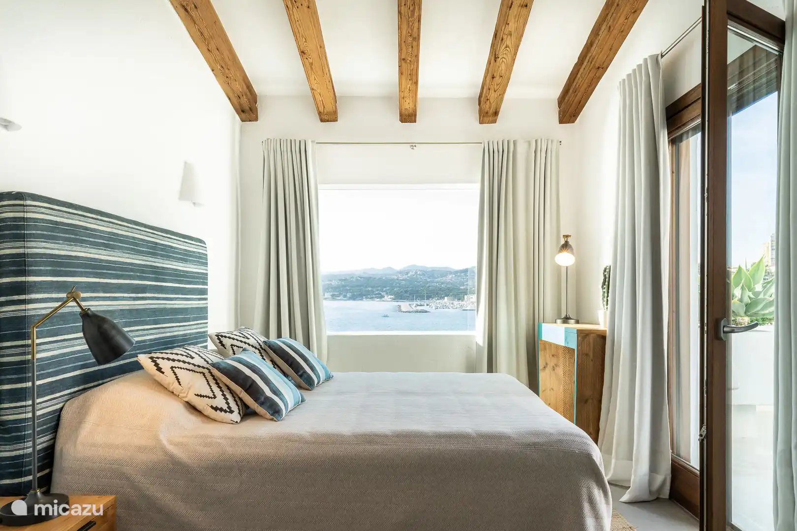 Bedroom with double beds en suite with sea view, access to terrace