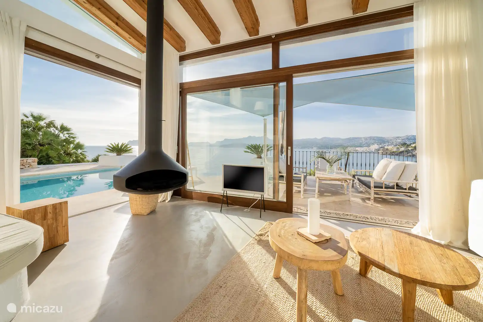 Living room with access to the terrace, the pool, the view 