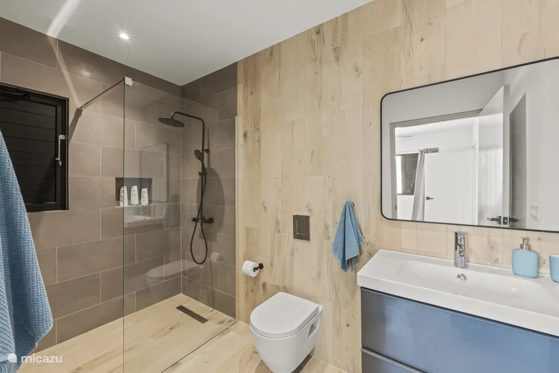 Badkamer bij de tweede slaapkamer.