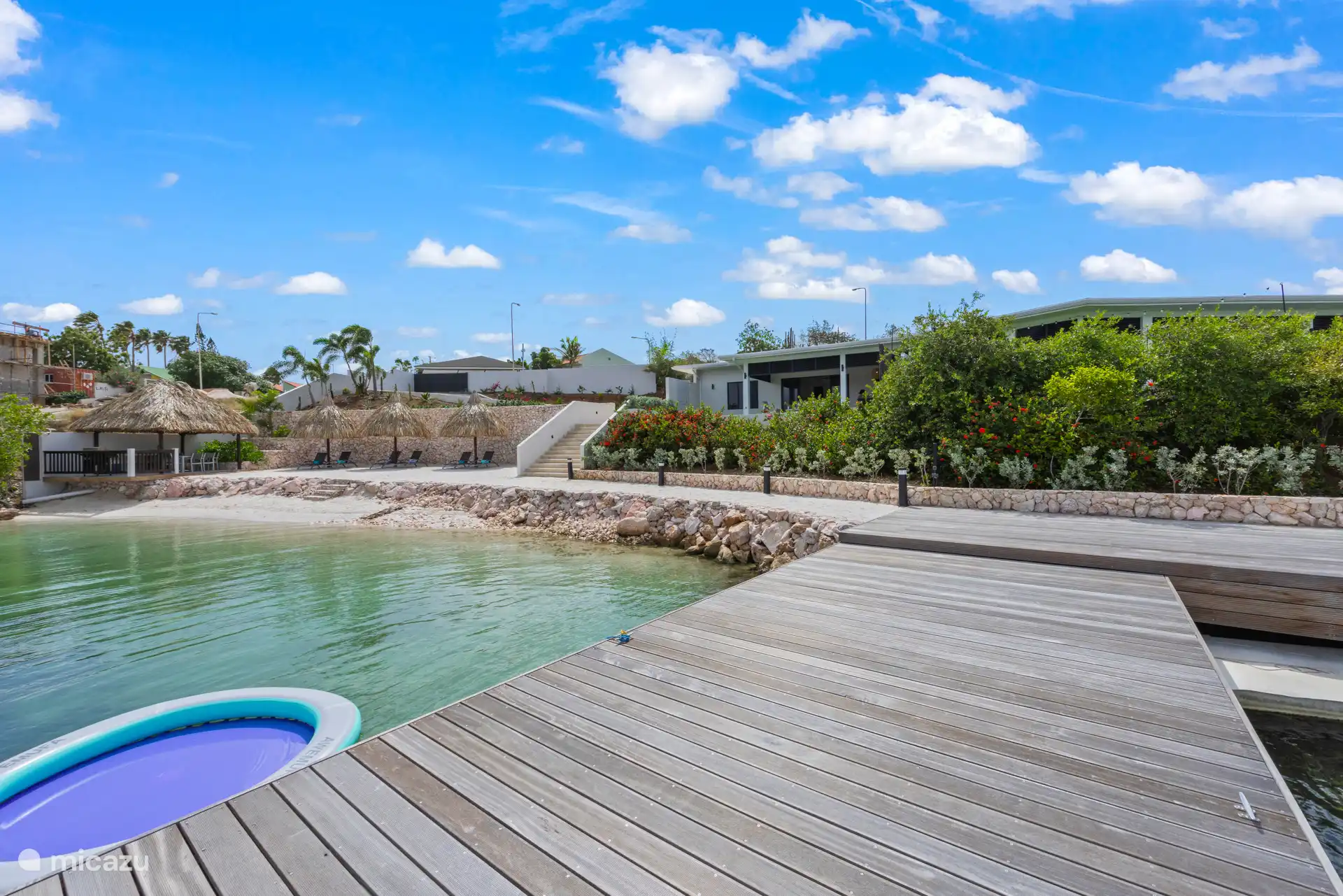 Gedeeld strandgedeelte aan het water