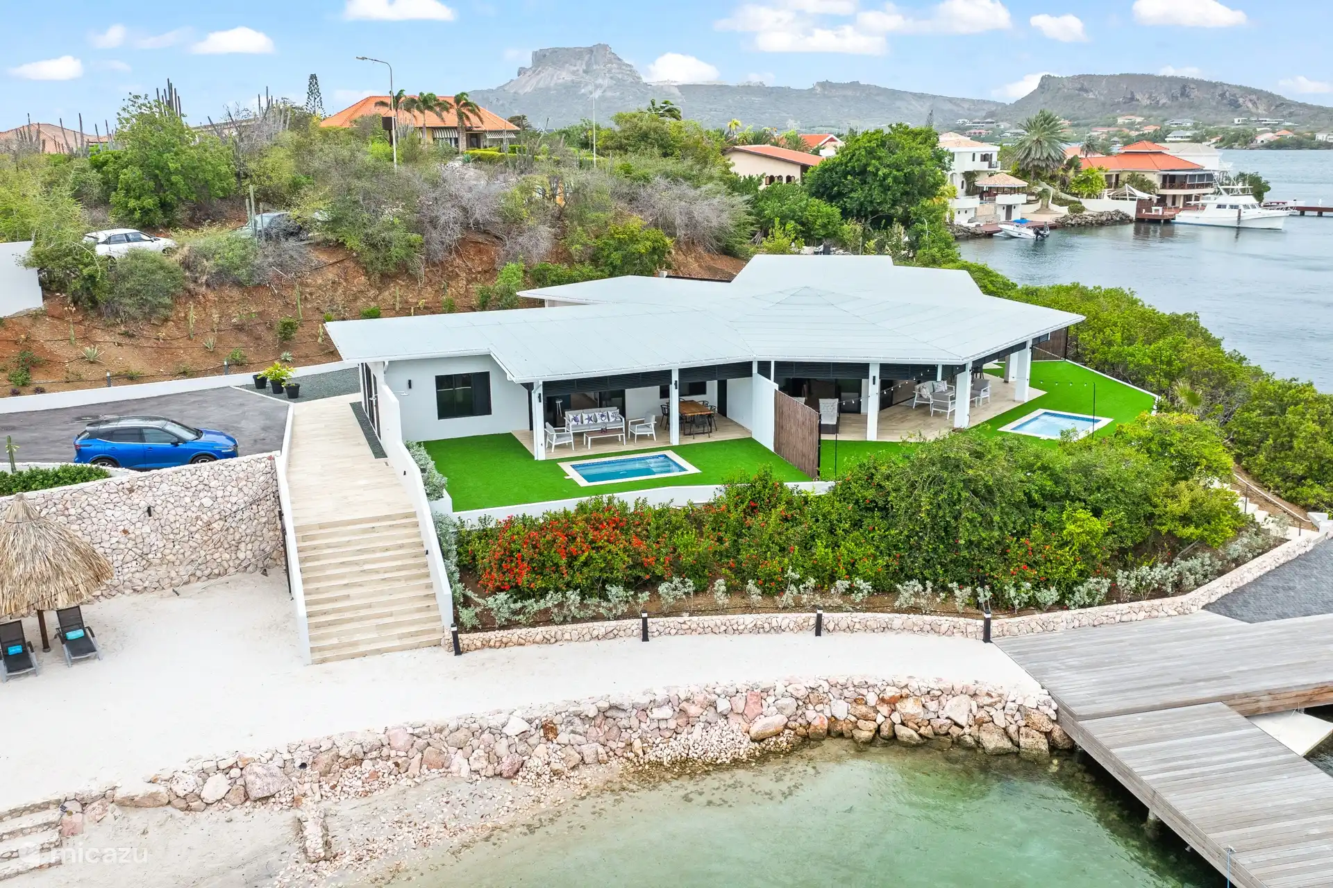 Voldoende parkeergelegenheid op het eigen terrein.
