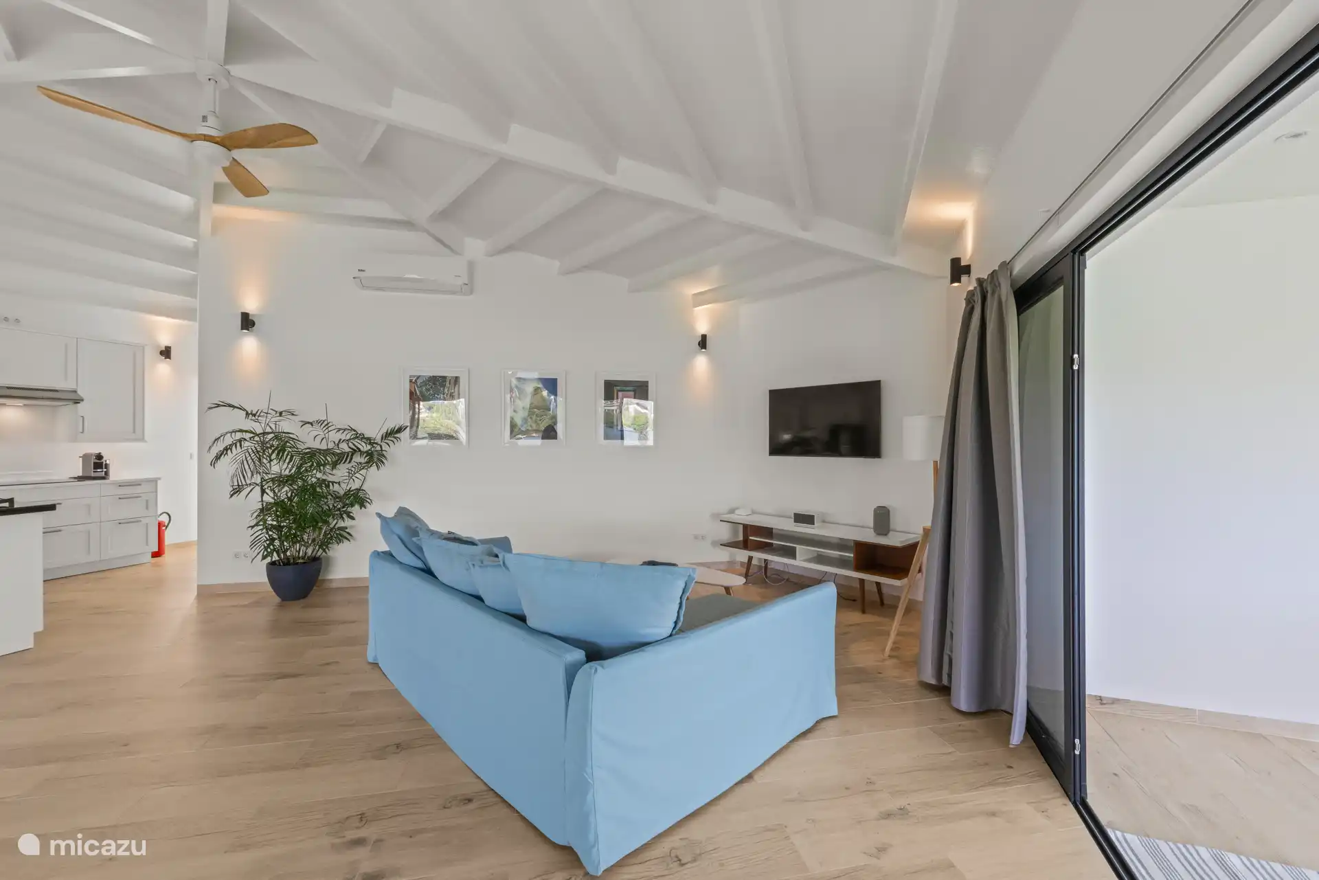 Bank kan opgezet worden als sofabed voor extra gasten.