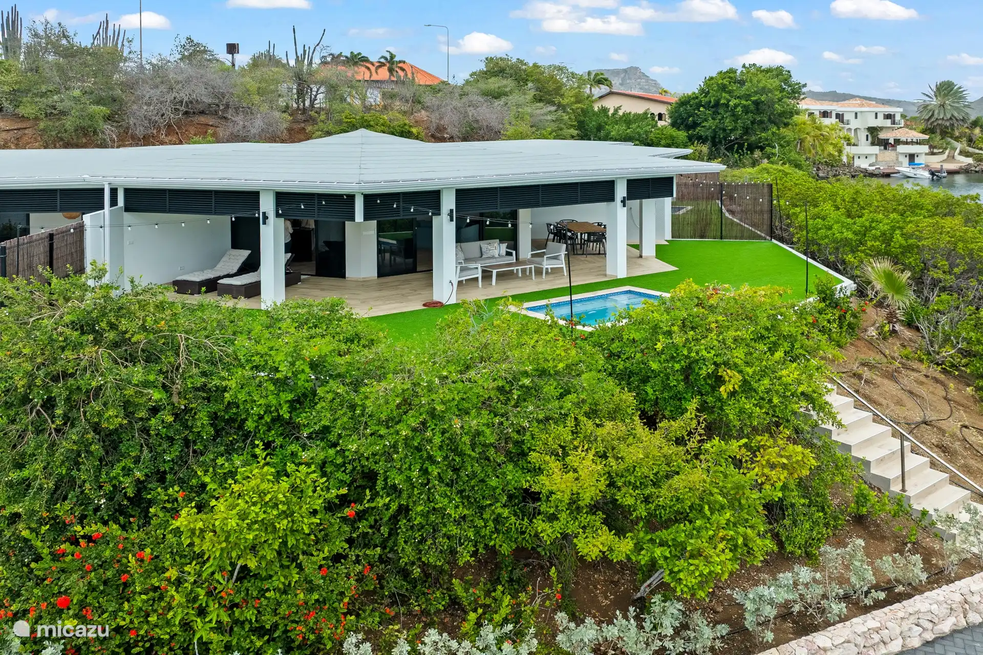 Heerlijke ruime porch om buiten te ontspannen.