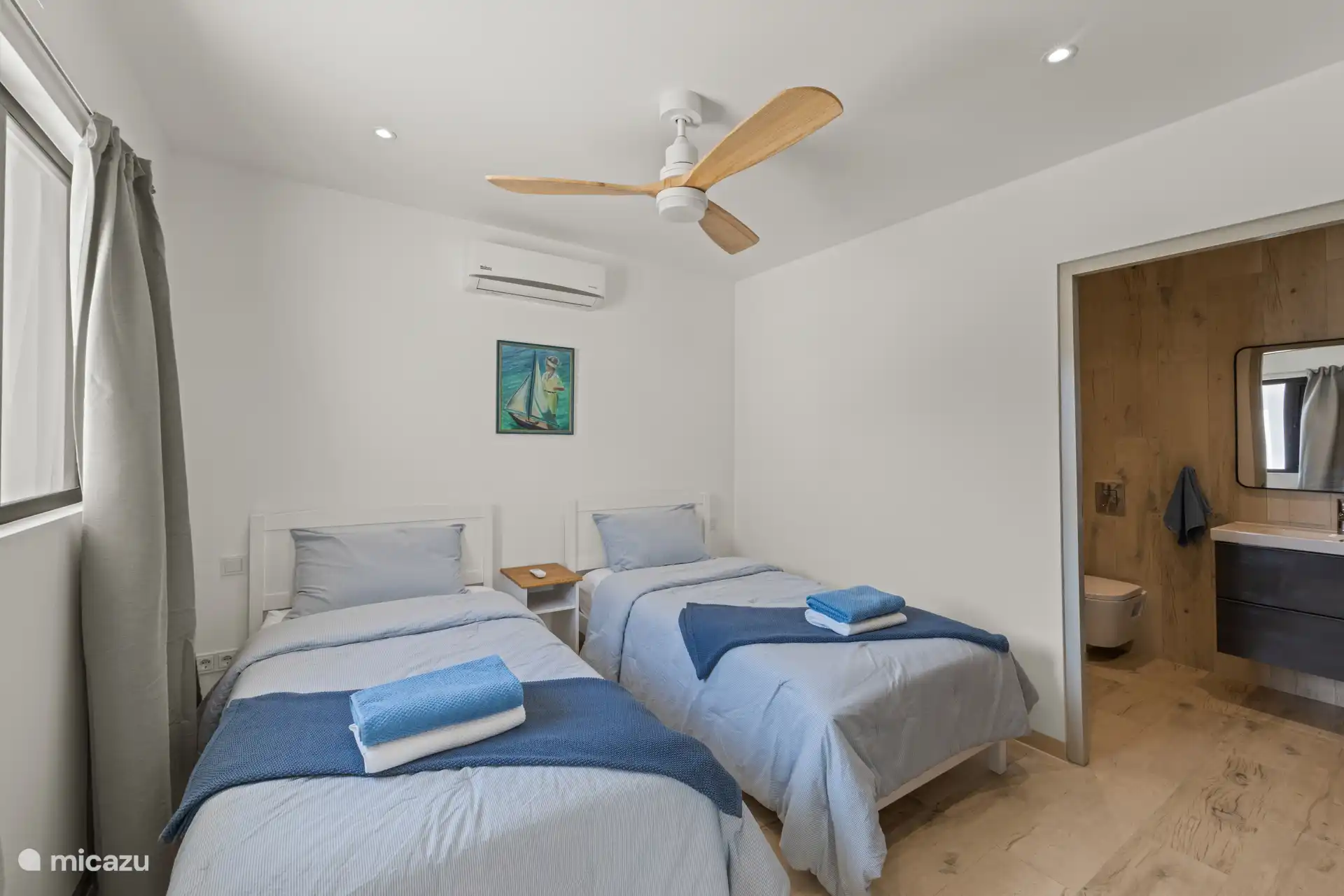 Ook de tweede slaapkamer heeft een eigen en-suite badkamer.