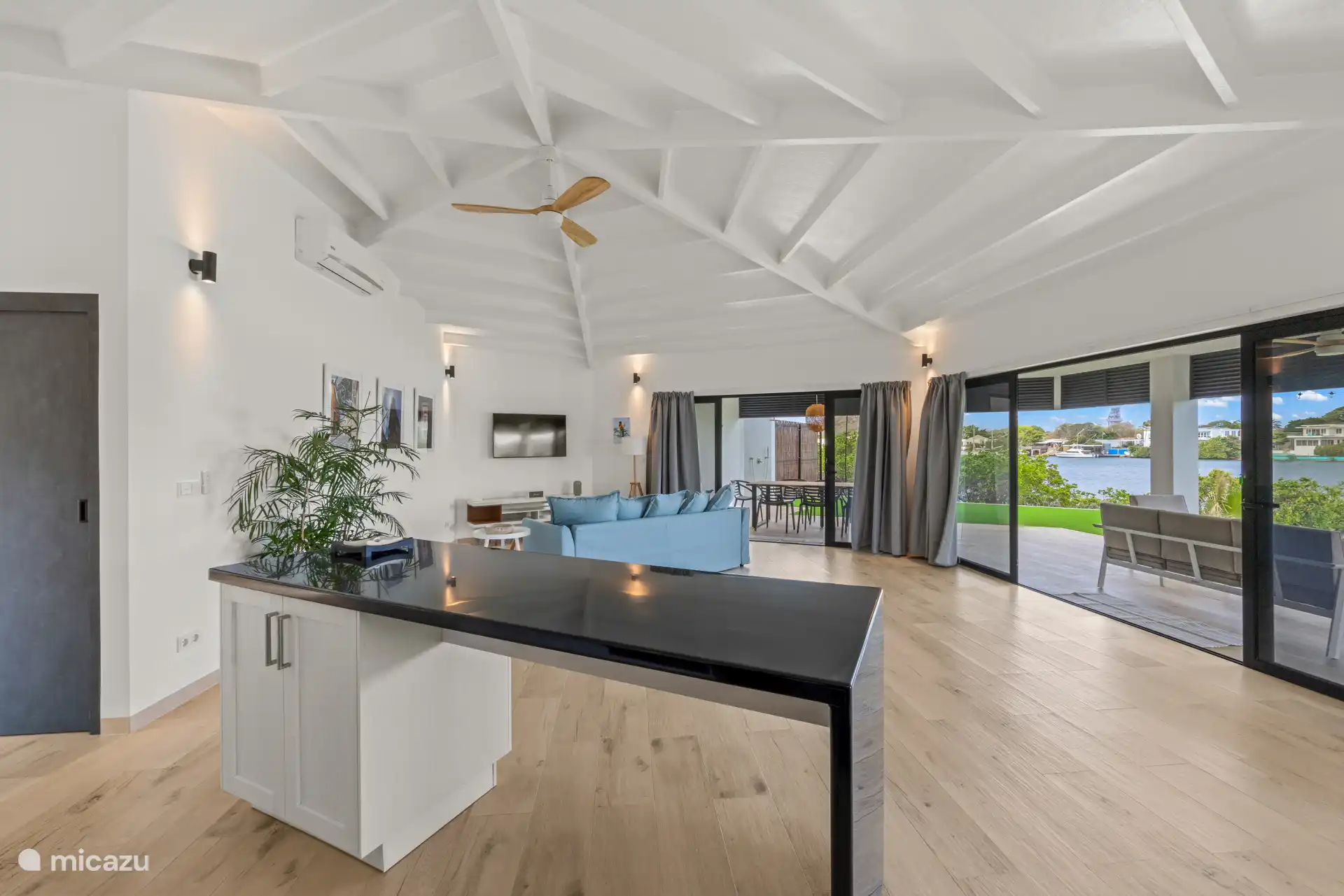 Met airconditioning kan de gehele woning aangenaam koel worden gehouden.