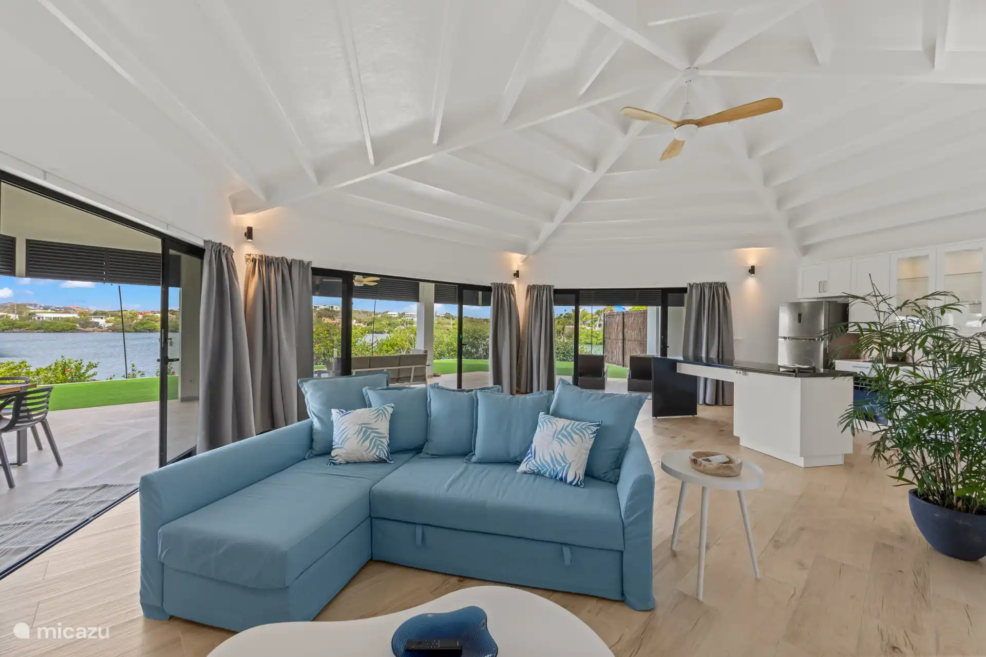 Royale open leefruimte met grote schuiframen om optimaal te genieten van het buitenleven.