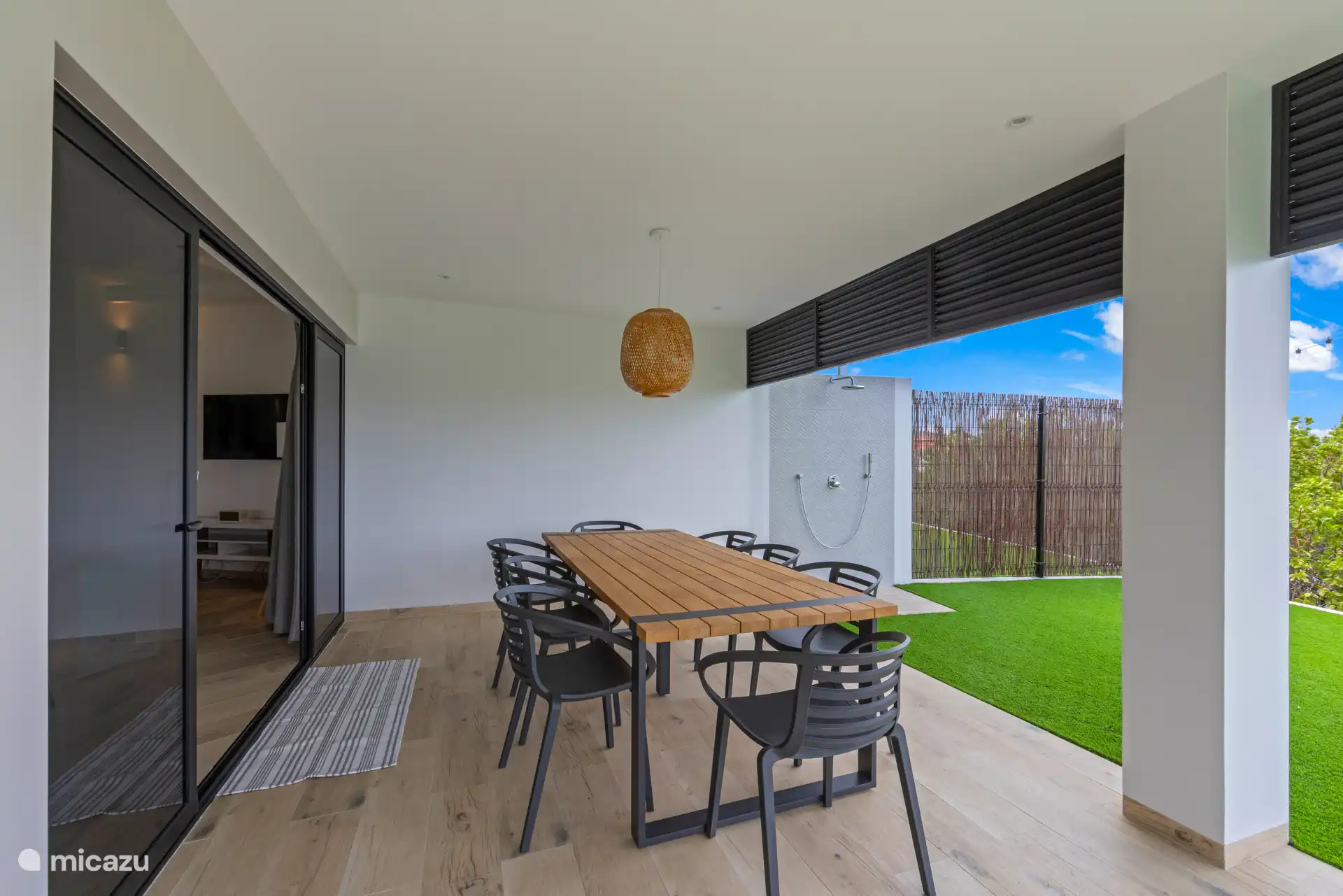 Grote schuifdeuren zodat binnen en buiten naadloos aansluiten.