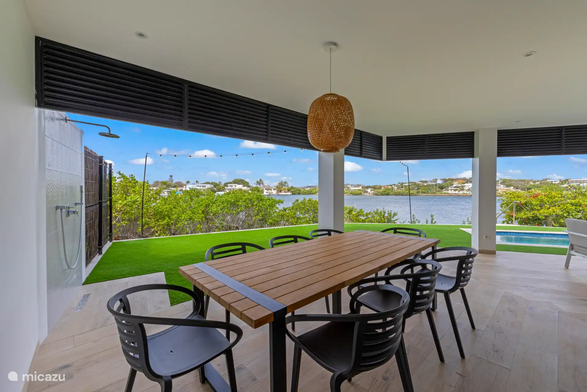 Eettafel voor 8 personen, perfect voor lange etentjes met uitzicht op het water.