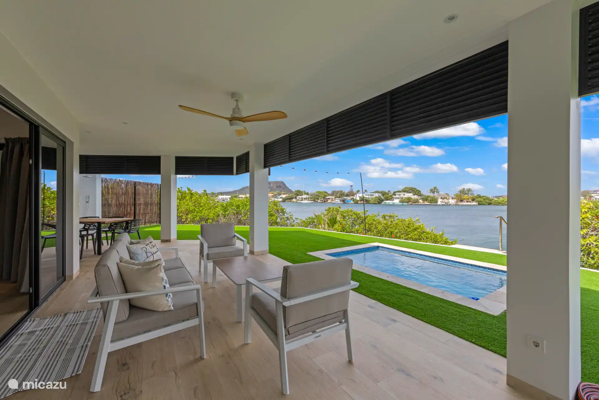 Comfortabele loungehoek—wederom met uitzicht op het water.