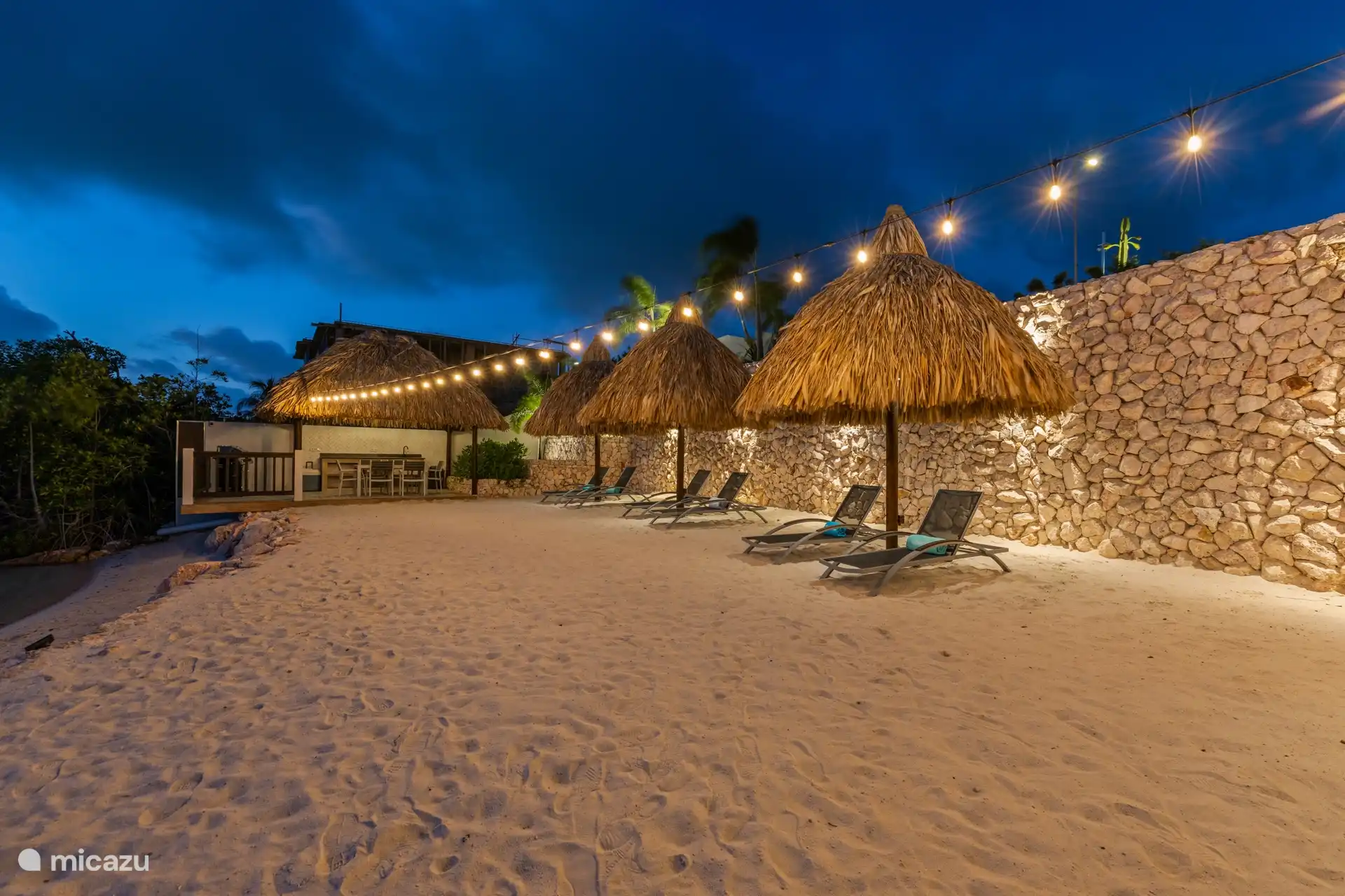 Gezellig verlicht in de avond.