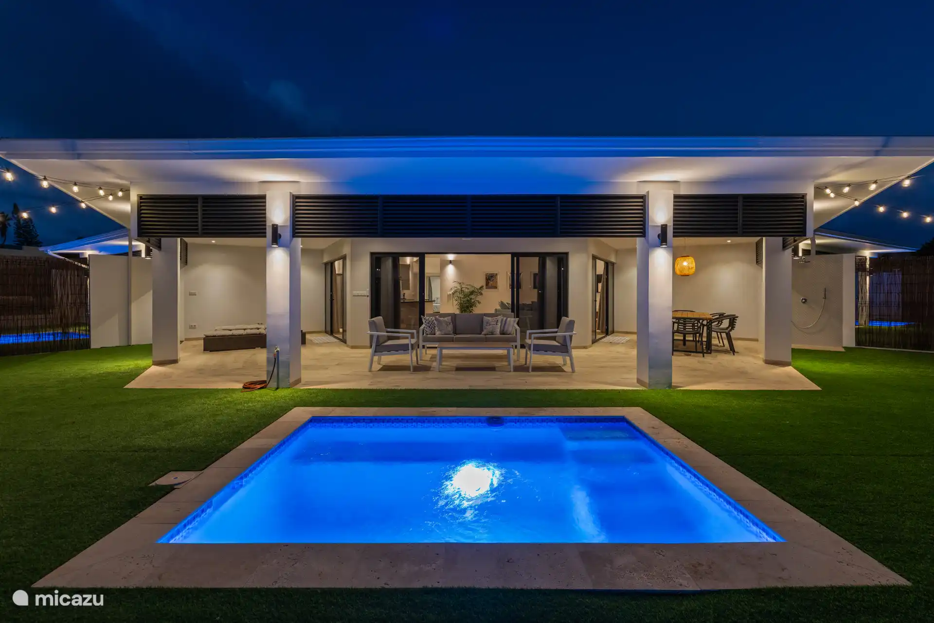 Vanuit de tuin loop je zo naar de privésteiger, ideaal om te ontspannen, te zwemmen of de zonsondergang te bewonderen. 