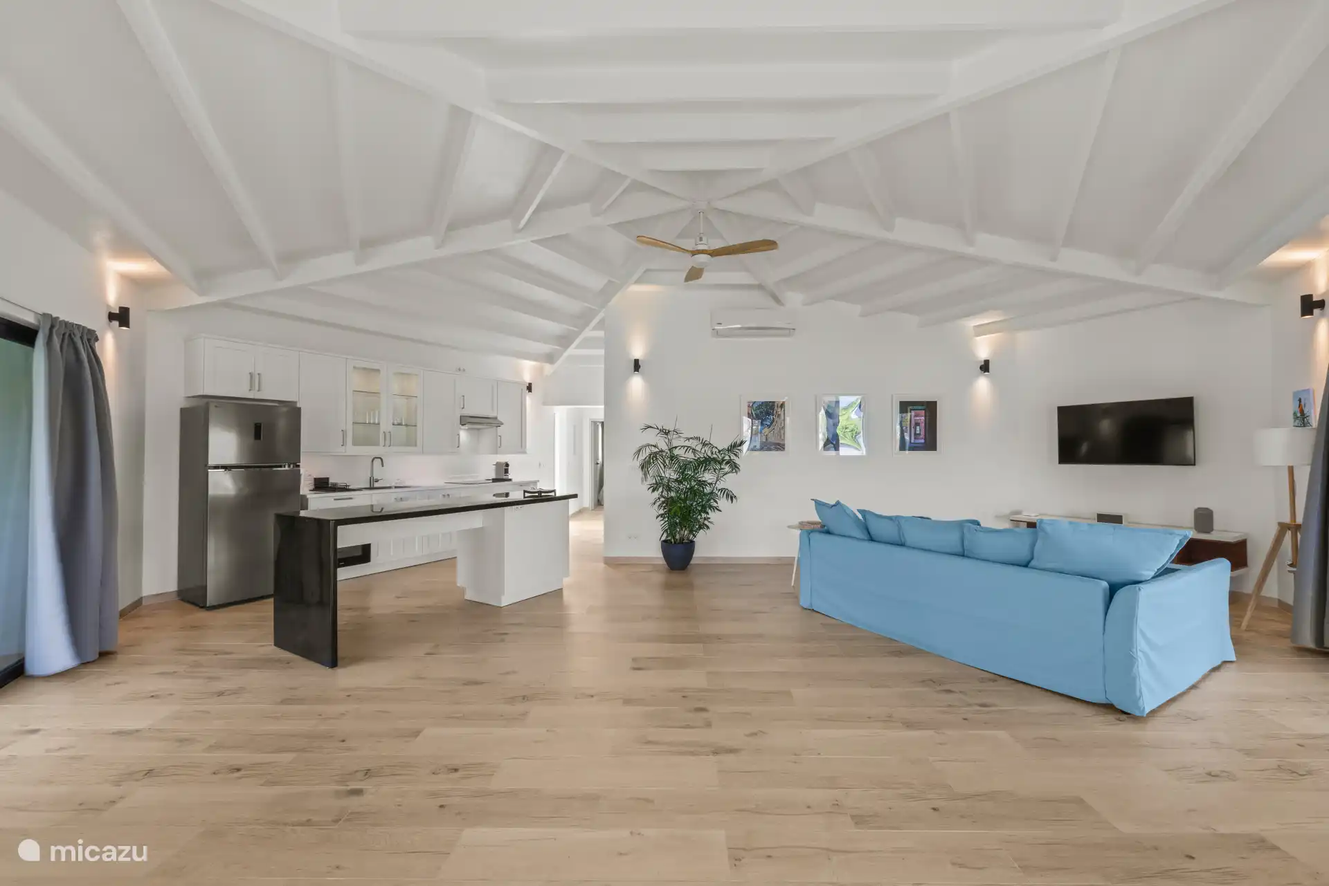 Moderne keuken met kookeiland en zitplaatsen