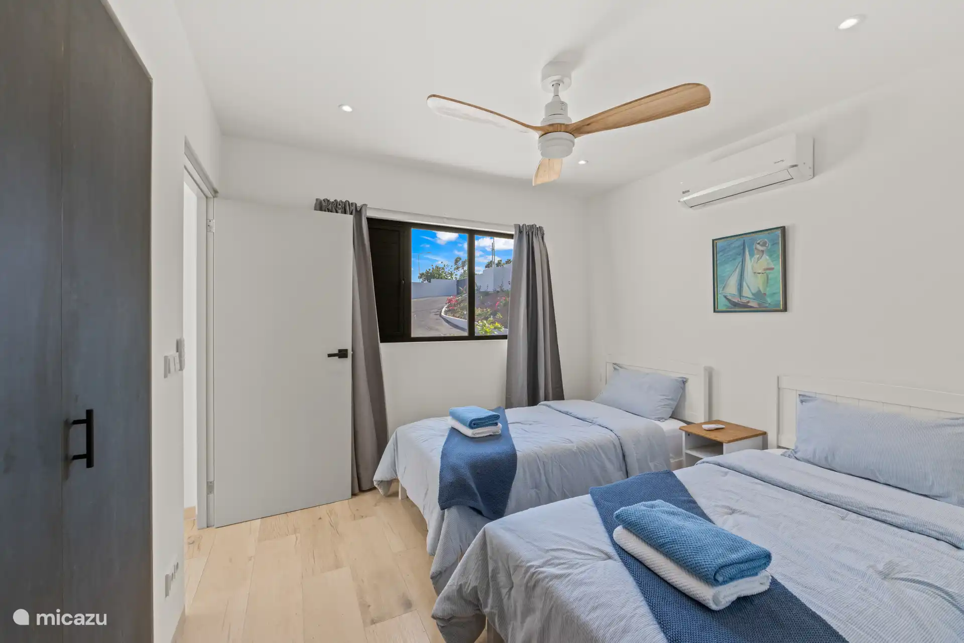 Tweede slaapkamer met twee single bedden.