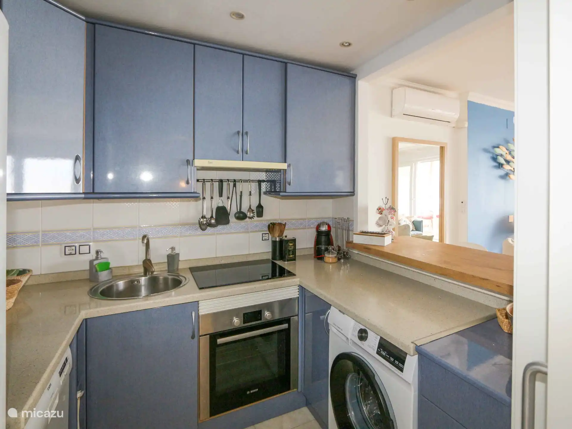 Azulea - La cuisine avec tous les articles ménagers nécessaires