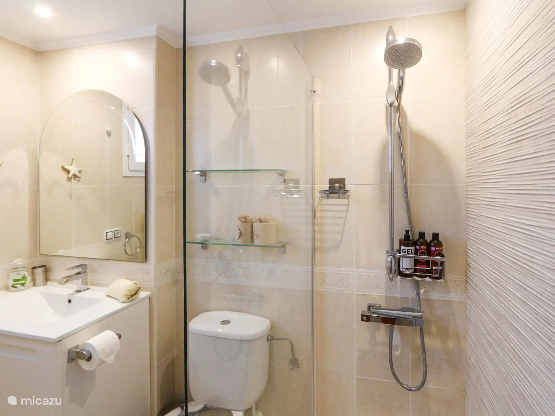 Azulea - La salle de bain avec douche à l’italienne