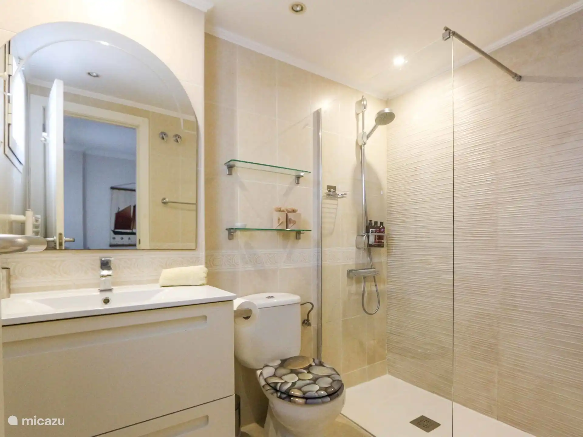 Azulea - La salle de bain avec douche à l’italienne