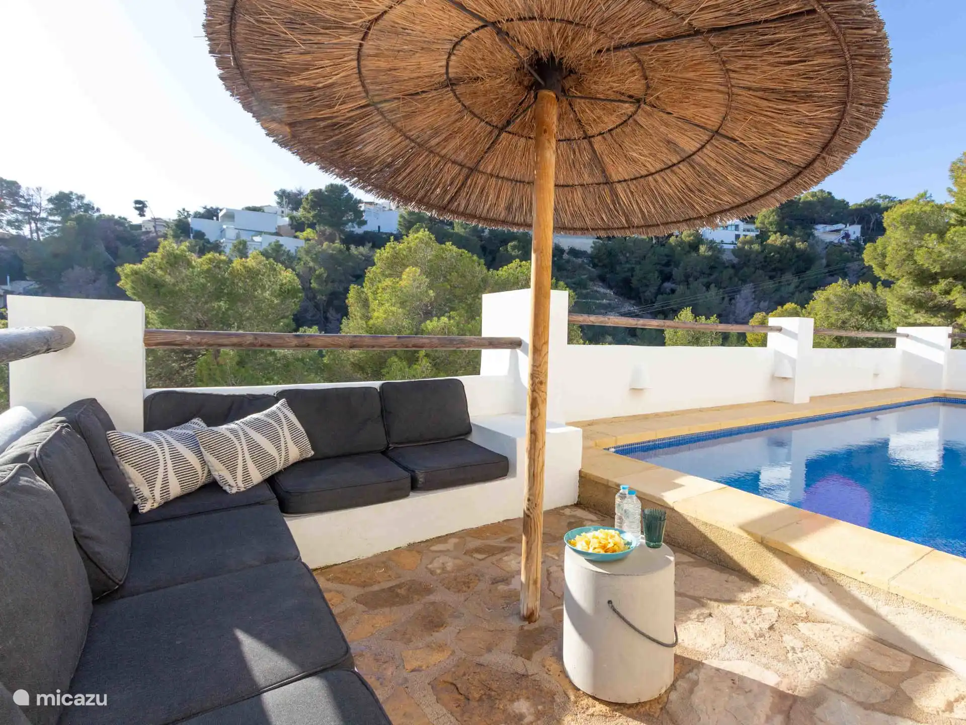 Casa La Vida - Various seating areas around the pool