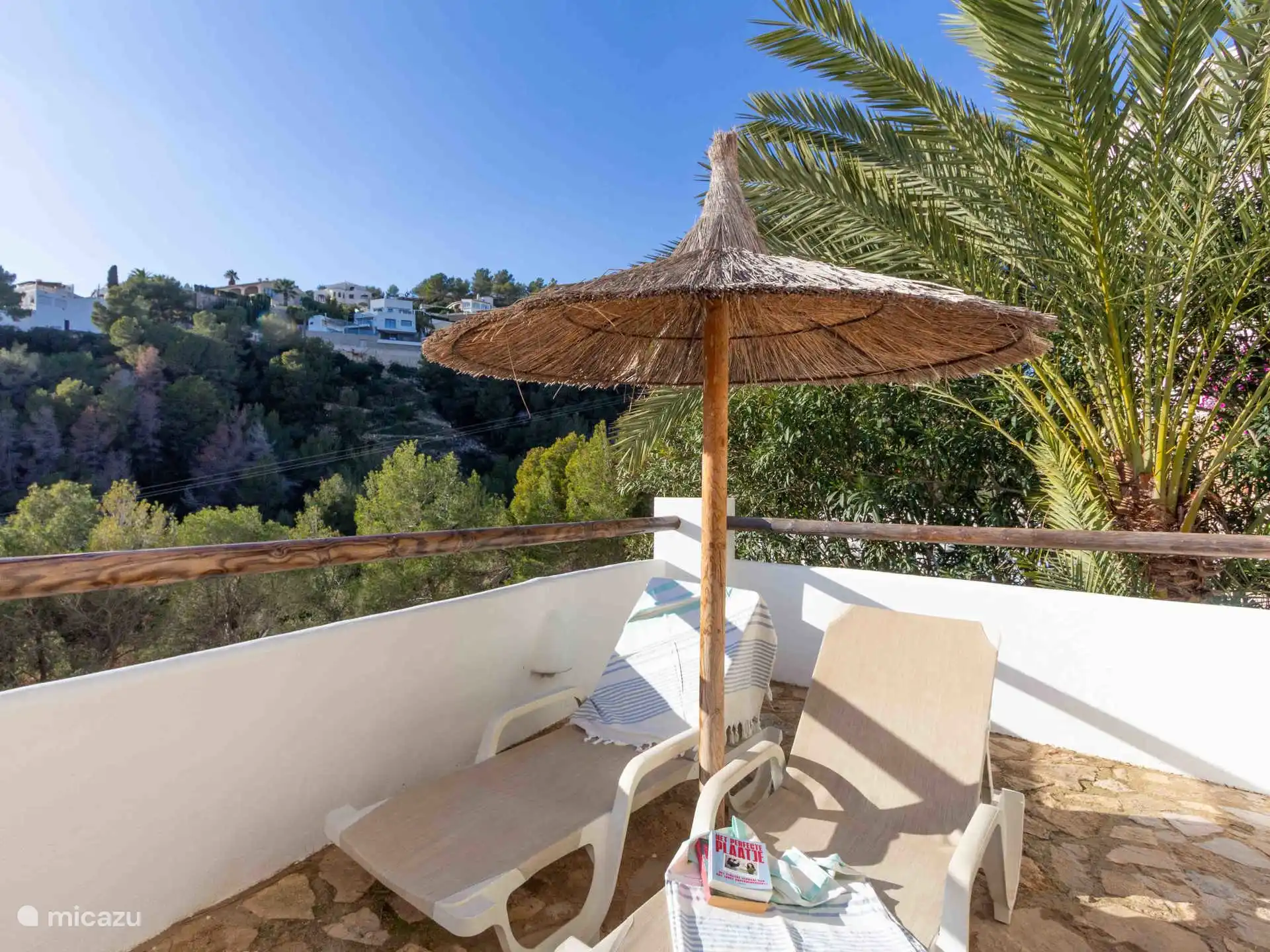 Casa La Vida - Various seating areas around the pool
