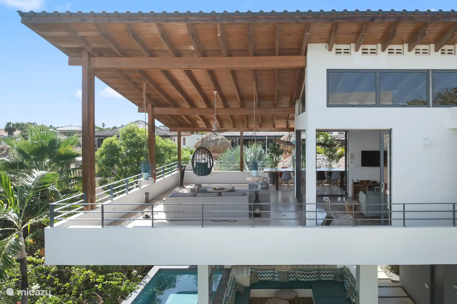 Heerlijke veranda, door de bouwstijl kan de wind hier goed doorheen waaien